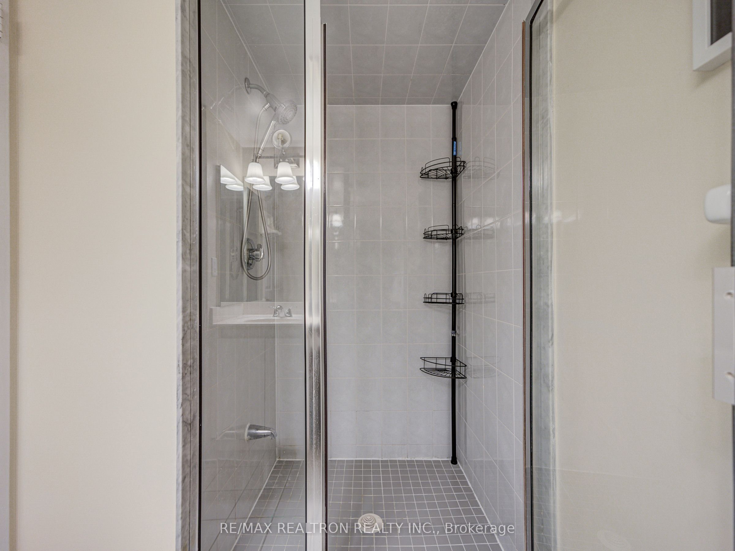 88 Corporate Drive 1708 Property Photo 8