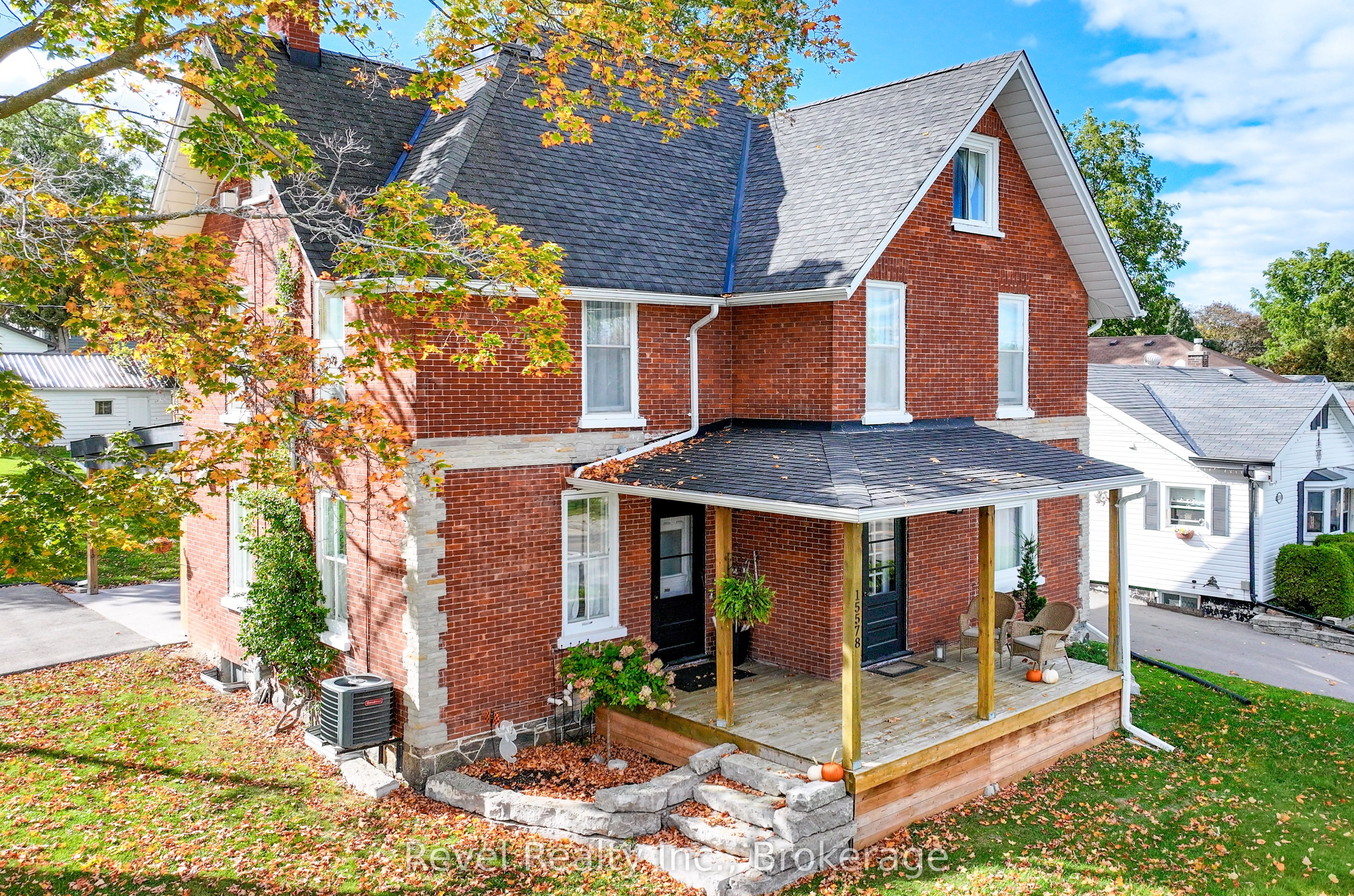 15578 Simcoe Street Property Photo 2