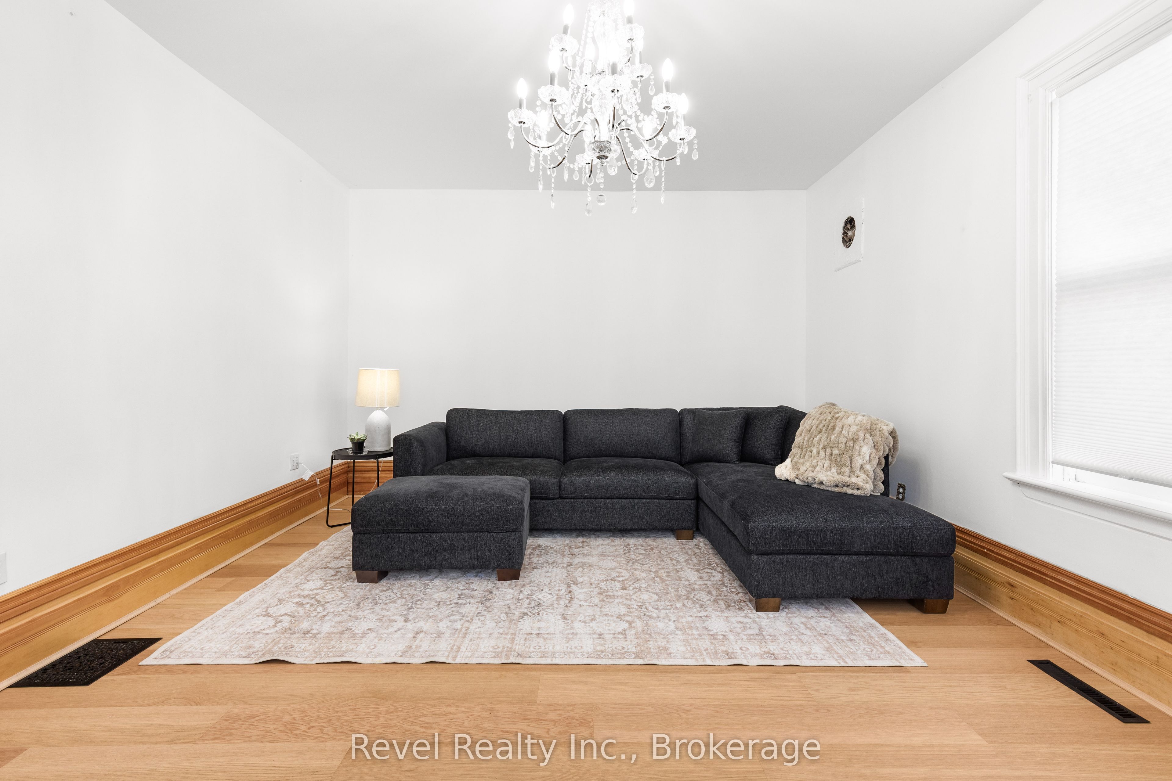 15578 Simcoe Street Property Photo 6