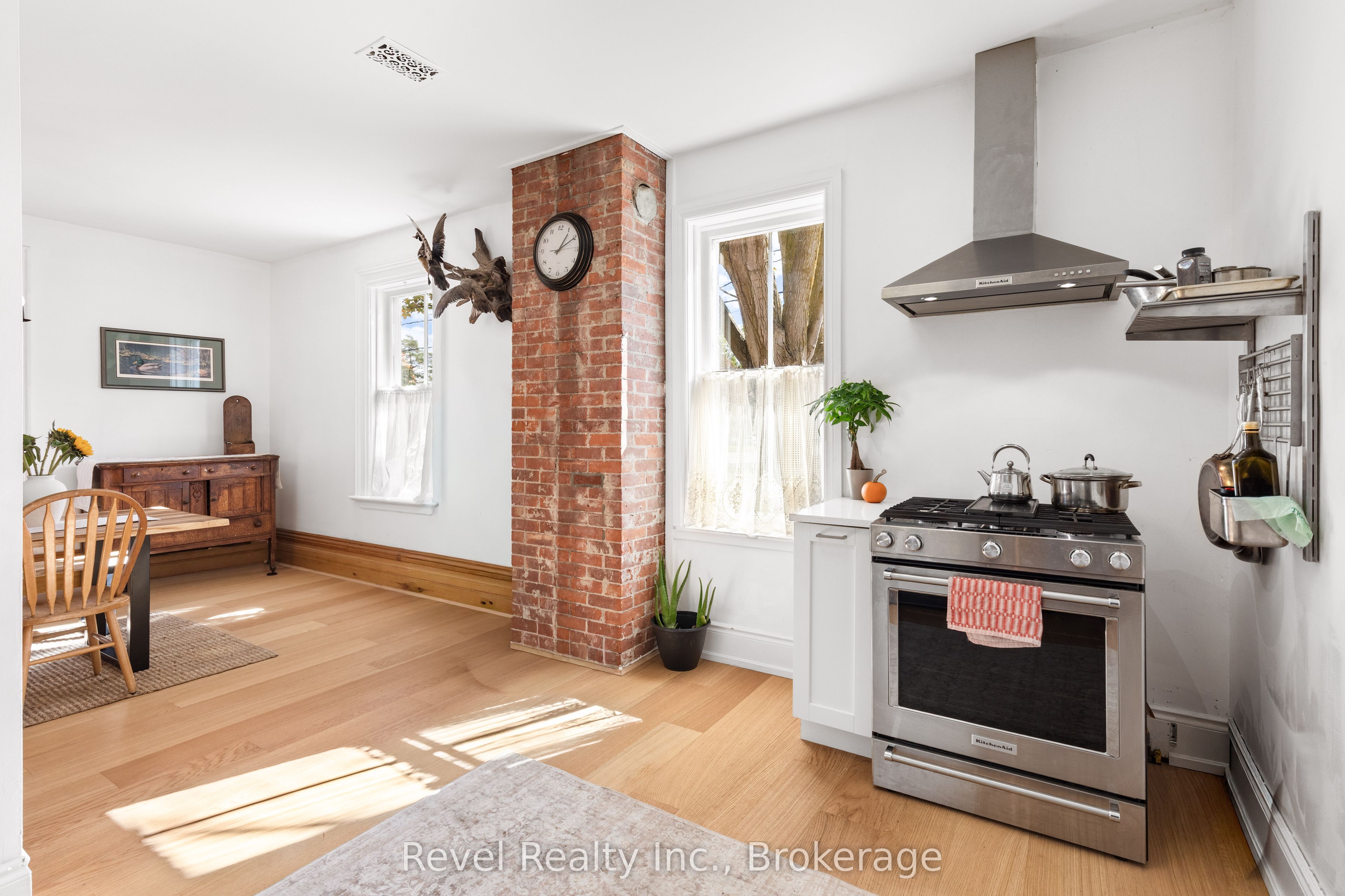 15578 Simcoe Street Property Photo 13