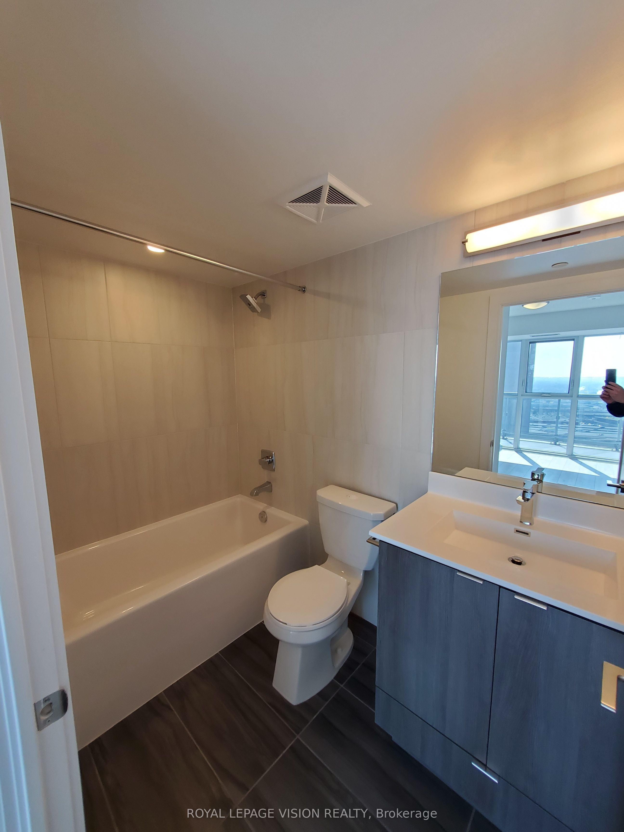 225 Village Green Square 2308 Property Photo 11