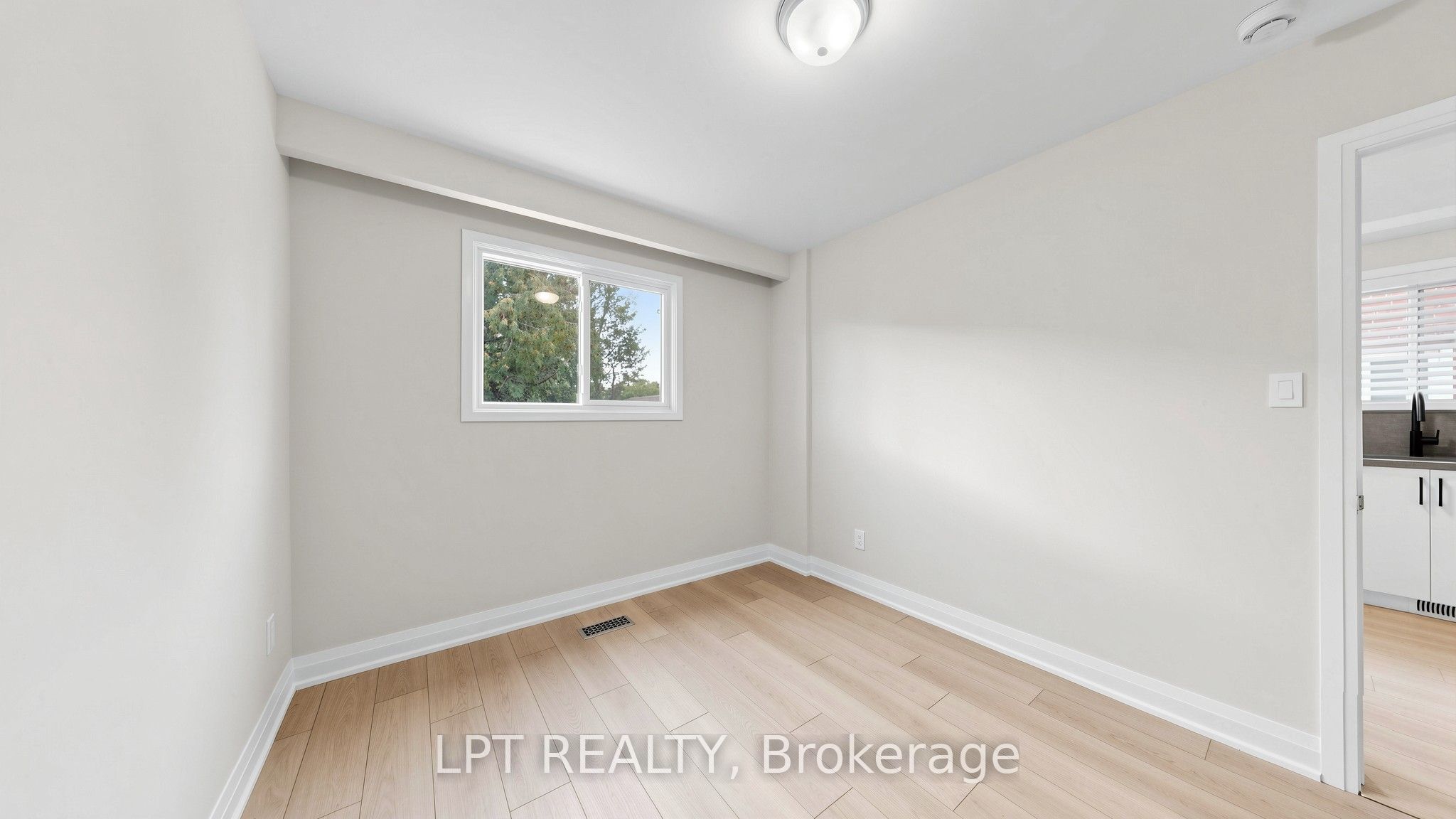 477a Cosburn Avenue Main Floor Apt. Property Photo 23