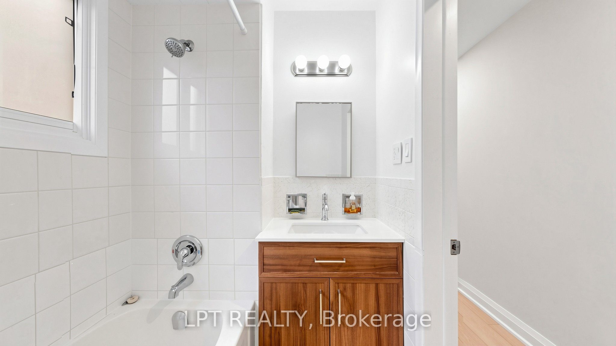 477a Cosburn Avenue Main Floor Apt. Property Photo 26