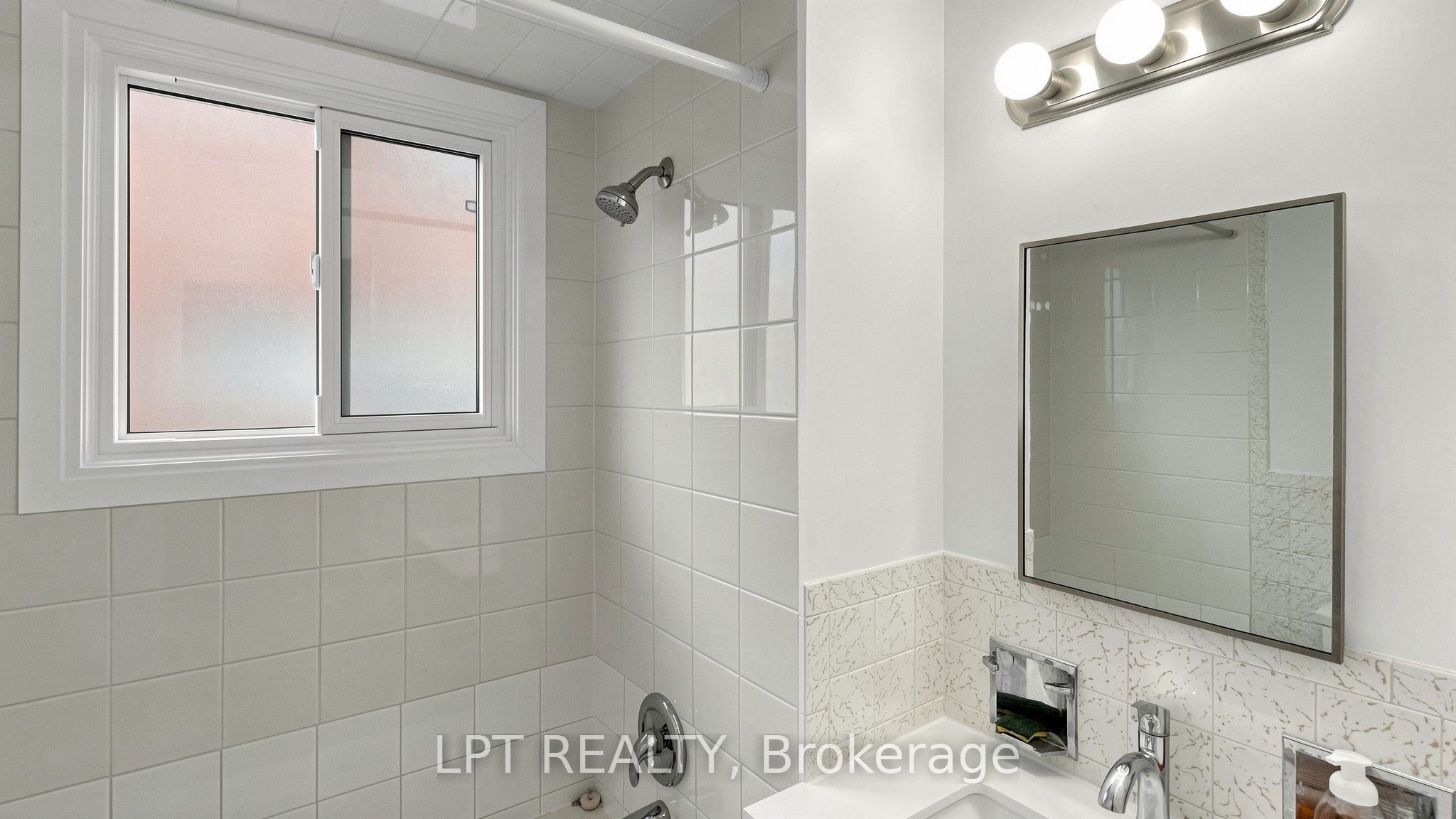 477a Cosburn Avenue Main Floor Apt. Property Photo 28