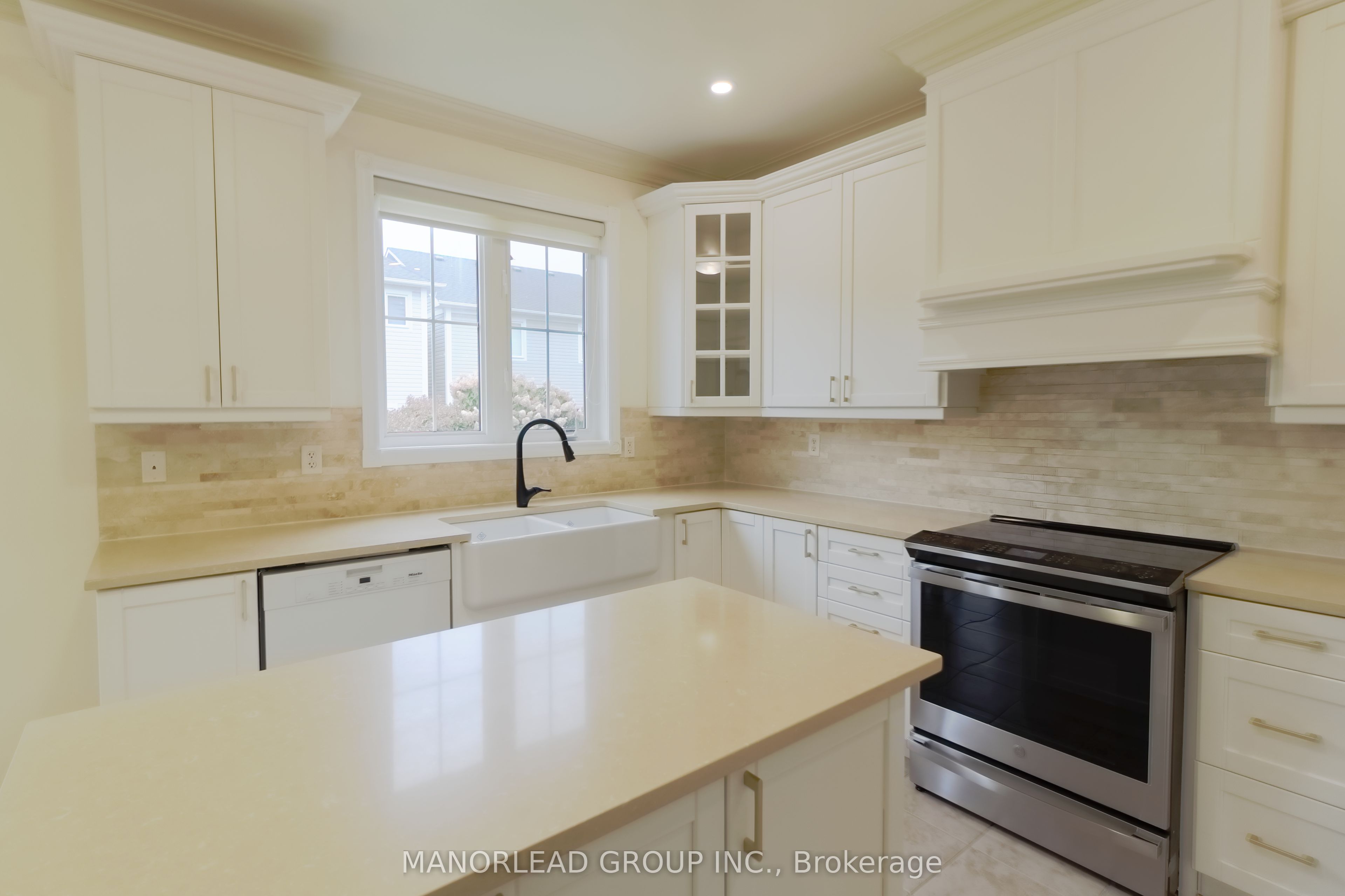 98 Holsted Drive Property Photo 14