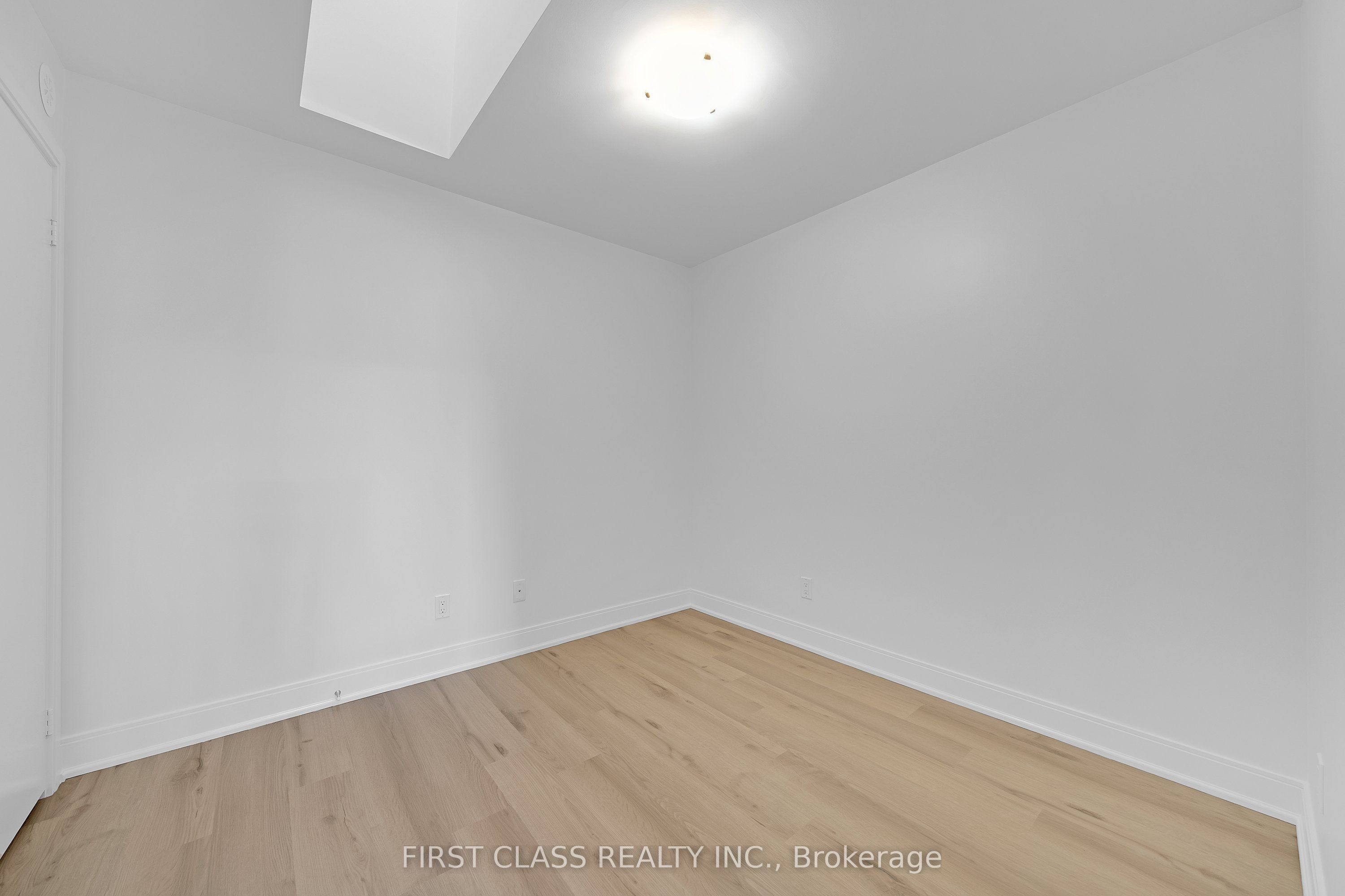 310 Village Green Square 14 Property Photo 43