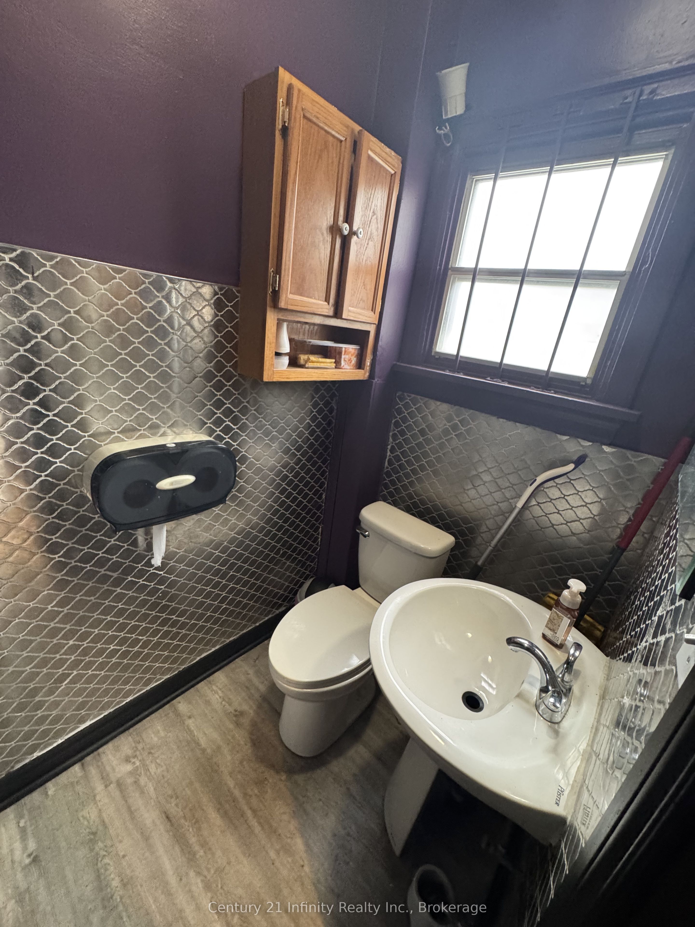 605 Kingston Road W Property Photo 12