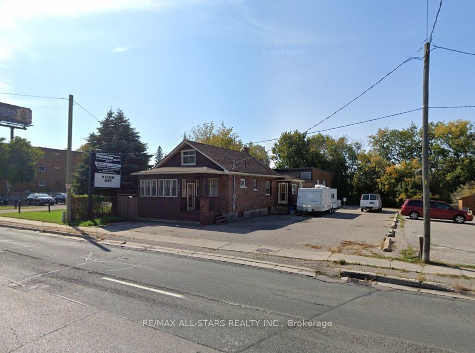 818 Simcoe Street S Property Photo 2