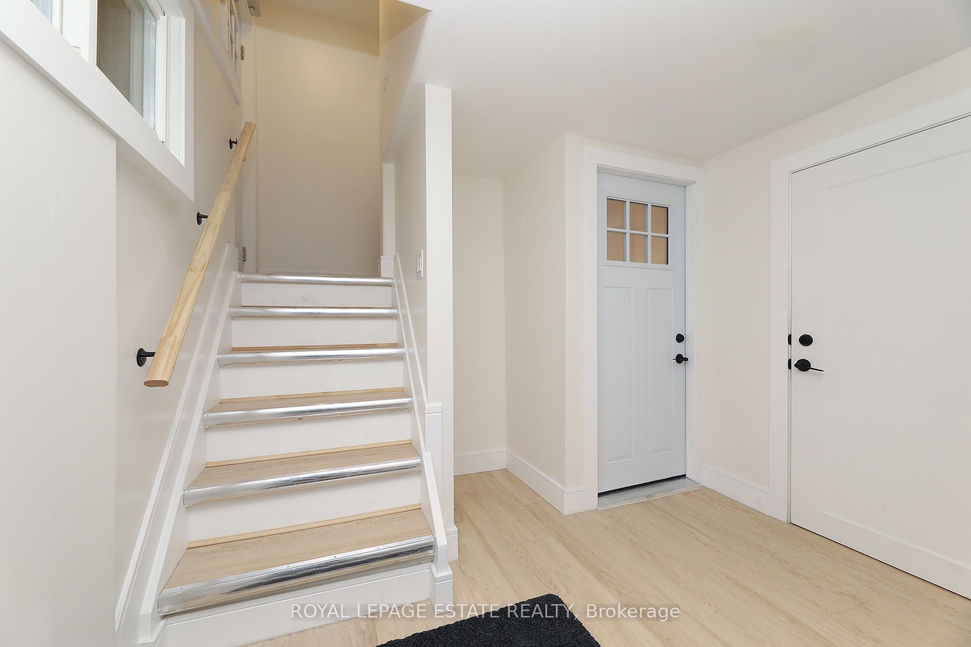 435 Kingston Road Lower Property Photo 11