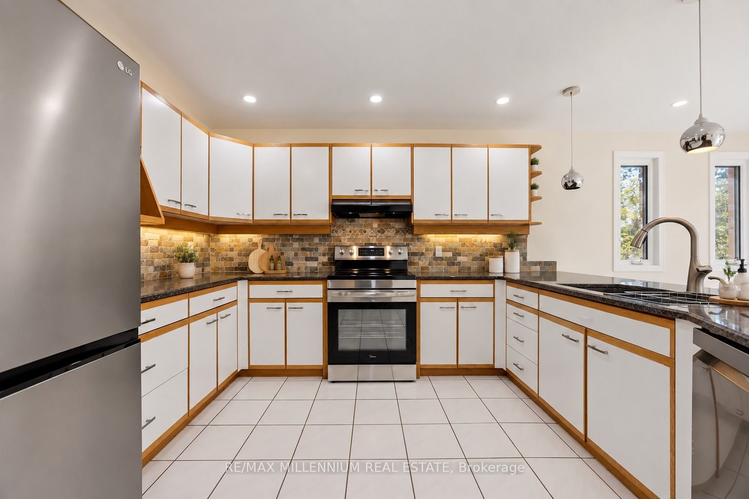1855 Malden Crescent Property Photo 10