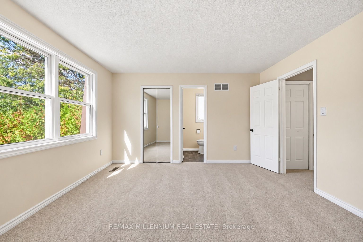1855 Malden Crescent Property Photo 15