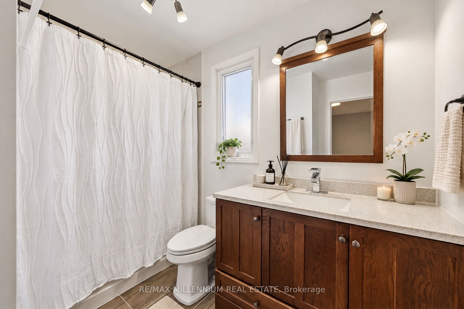 1855 Malden Crescent Property Photo 17