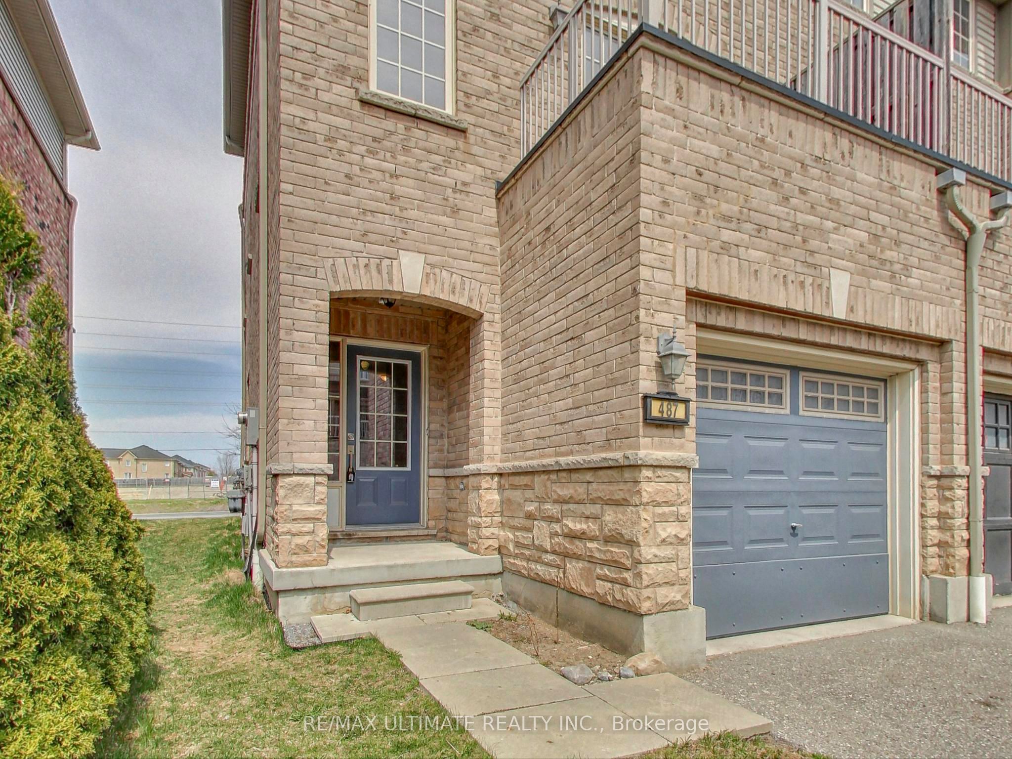 487 Rossland Road E Property Photo 3