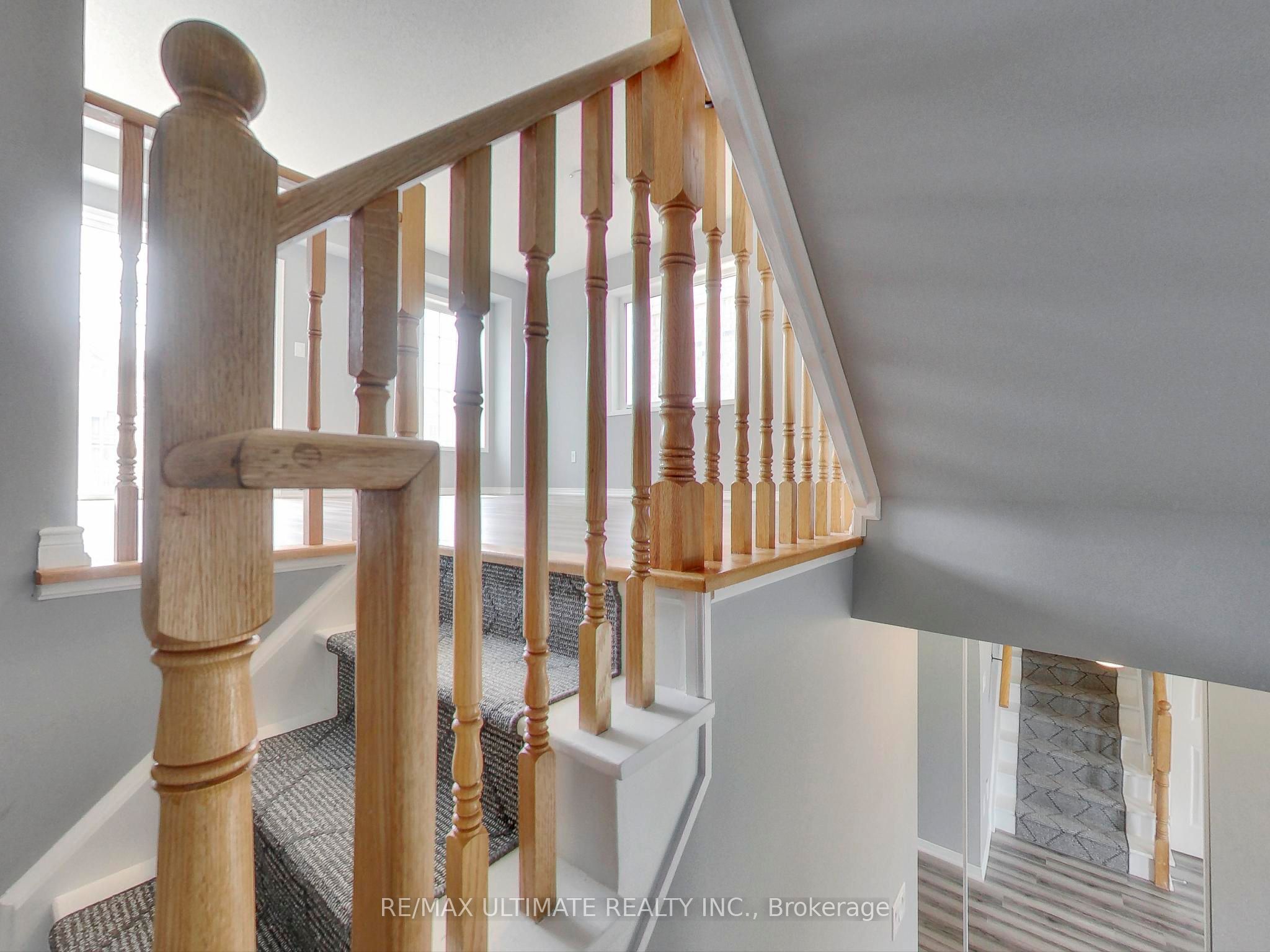 487 Rossland Road E Property Photo 8