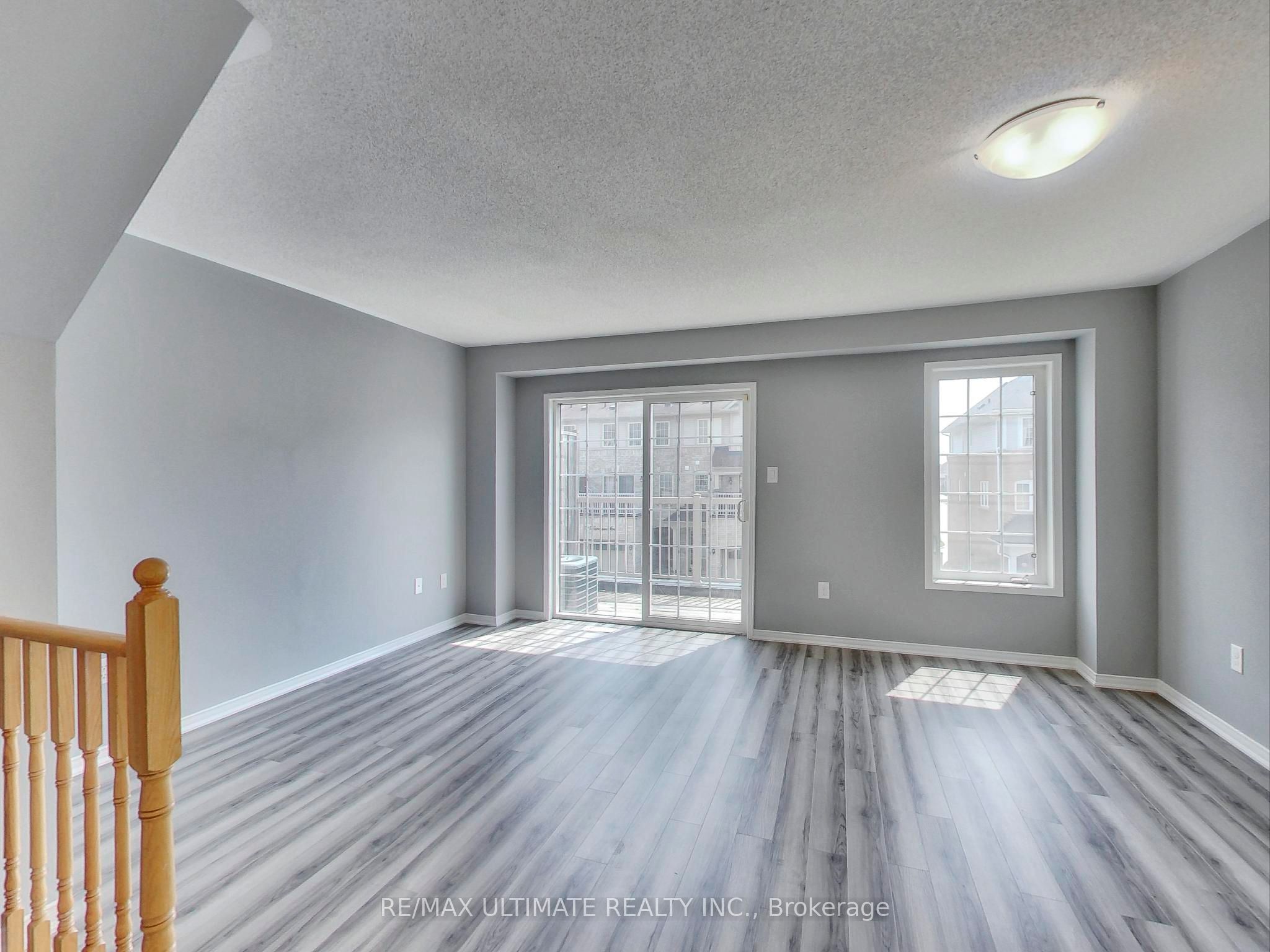 487 Rossland Road E Property Photo 9