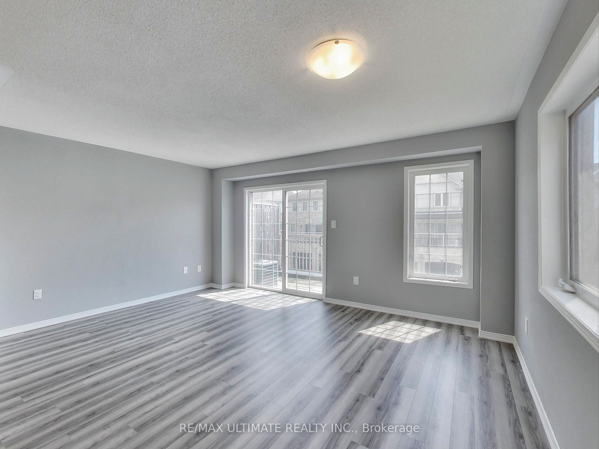 487 Rossland Road E Property Photo 11