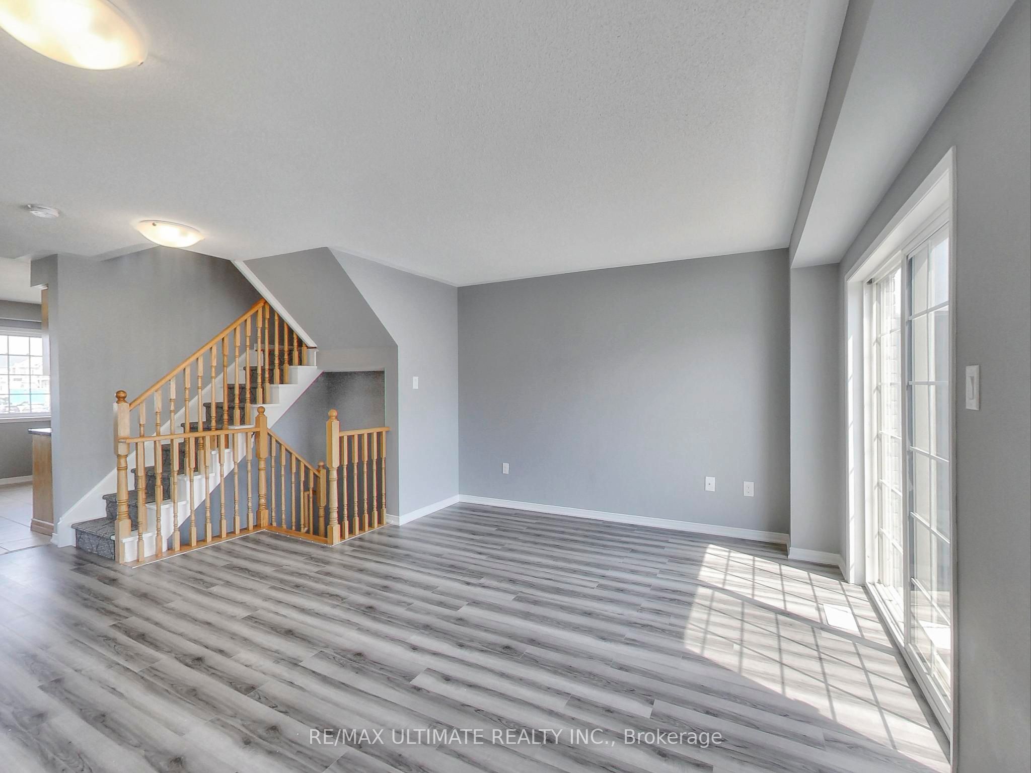 487 Rossland Road E Property Photo 12