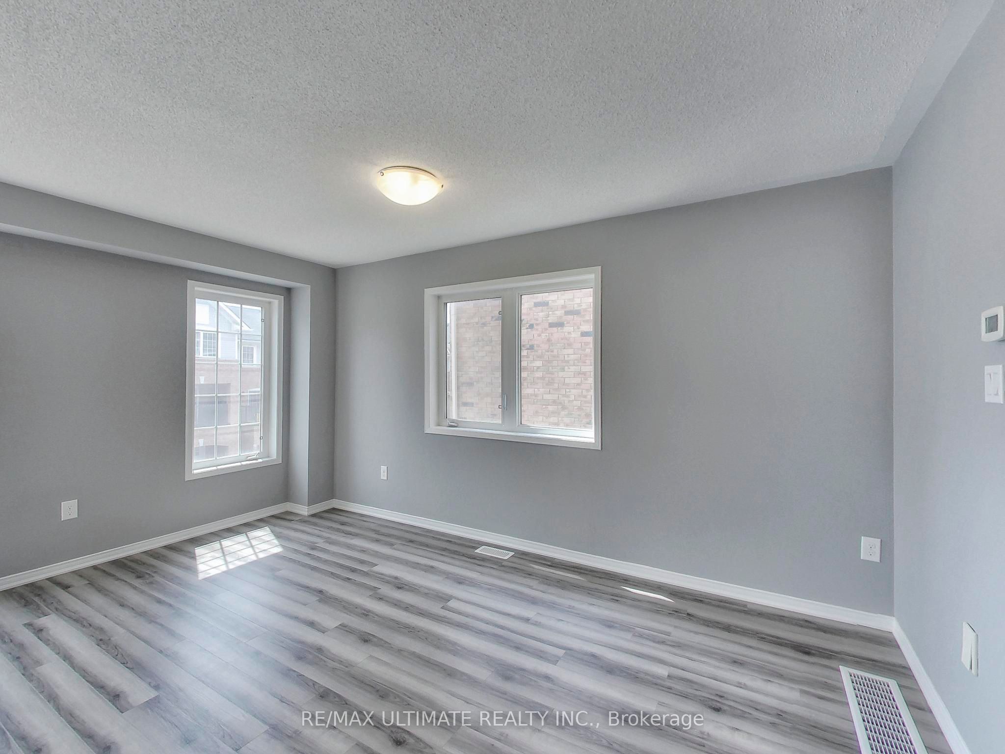 487 Rossland Road E Property Photo 14