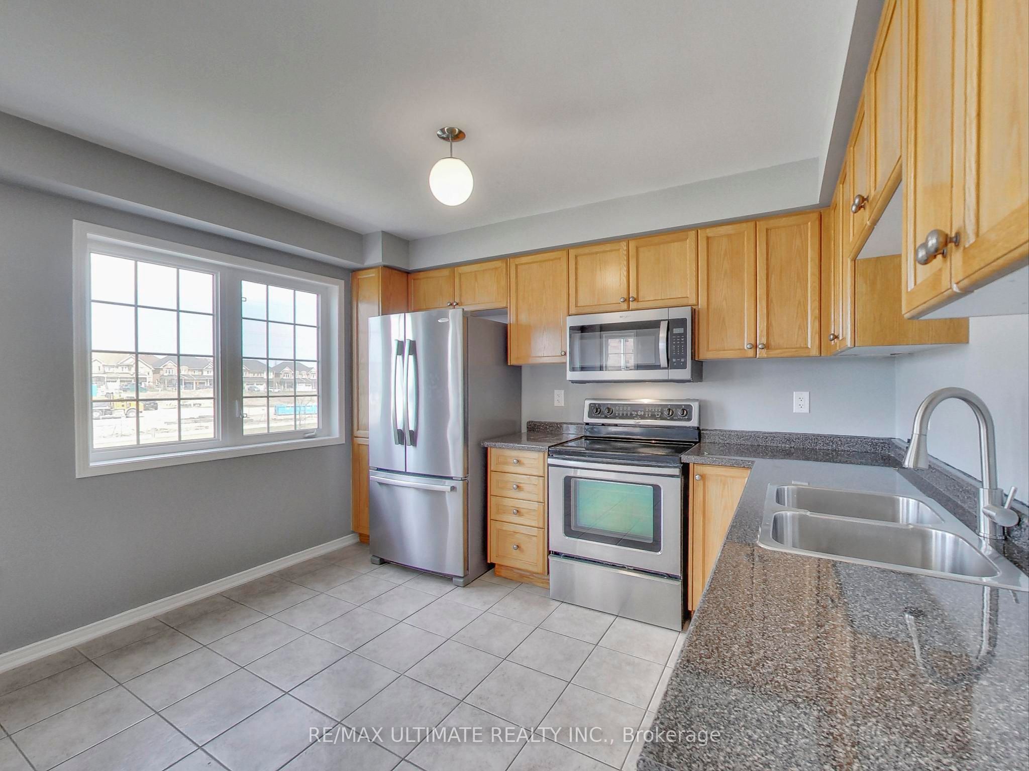 487 Rossland Road E Property Photo 16