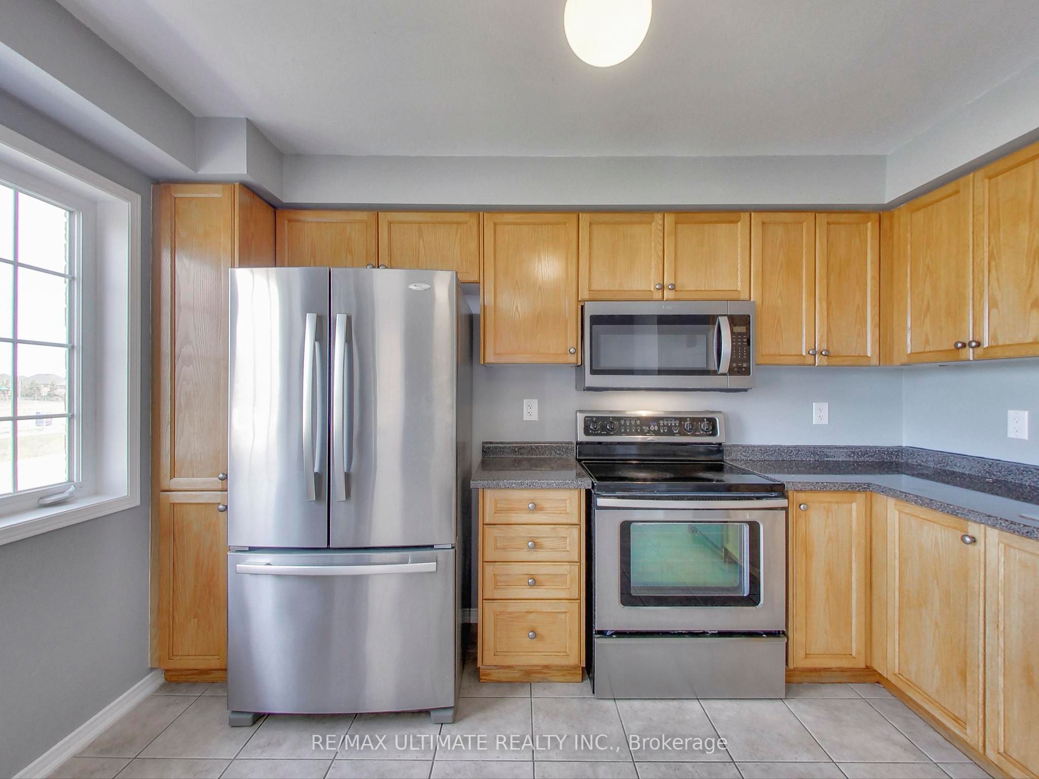 487 Rossland Road E Property Photo 18