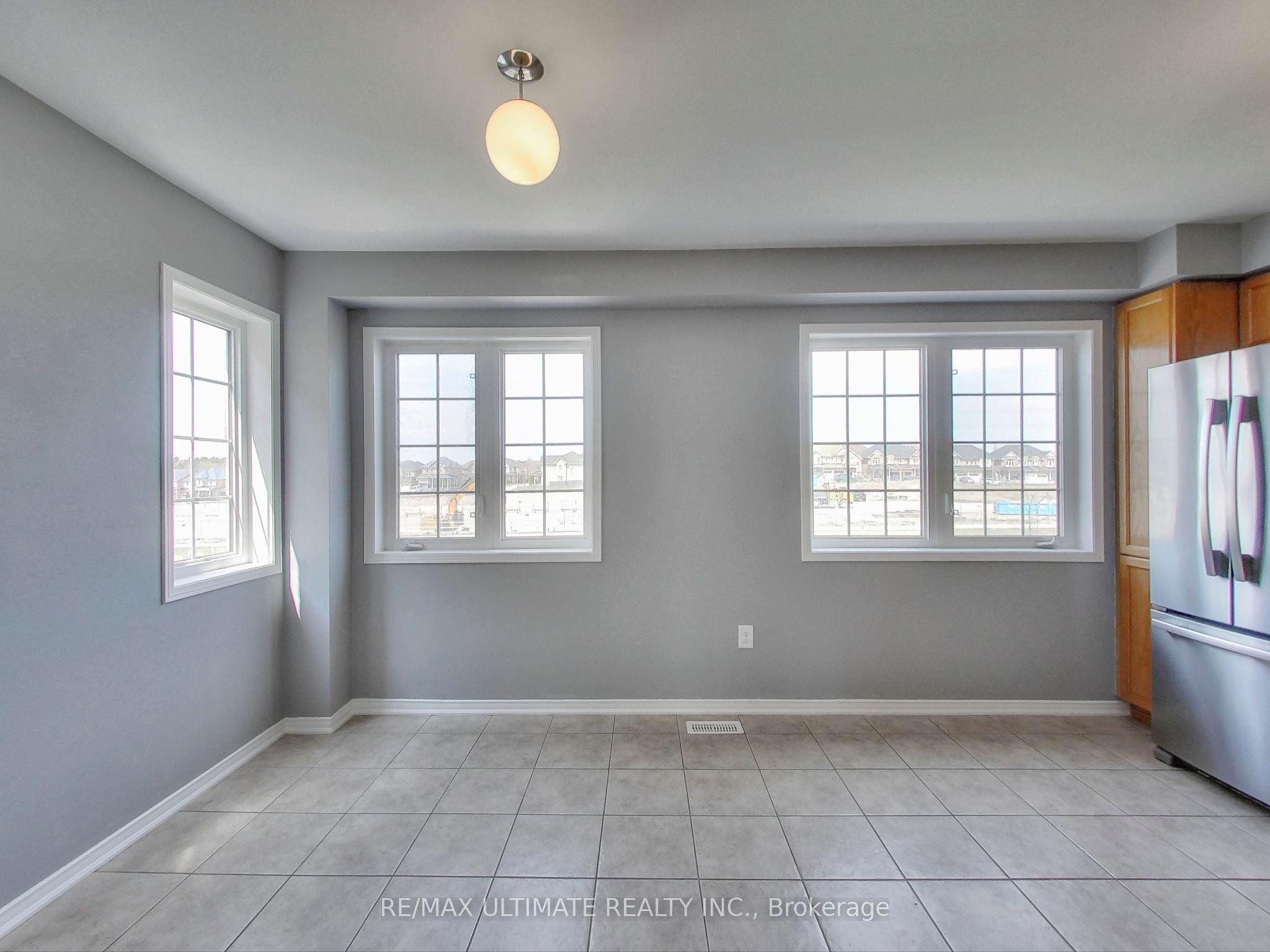 487 Rossland Road E Property Photo 19