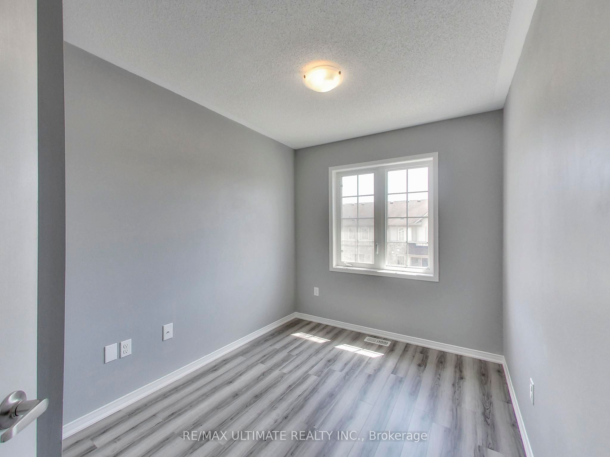 487 Rossland Road E Property Photo 27