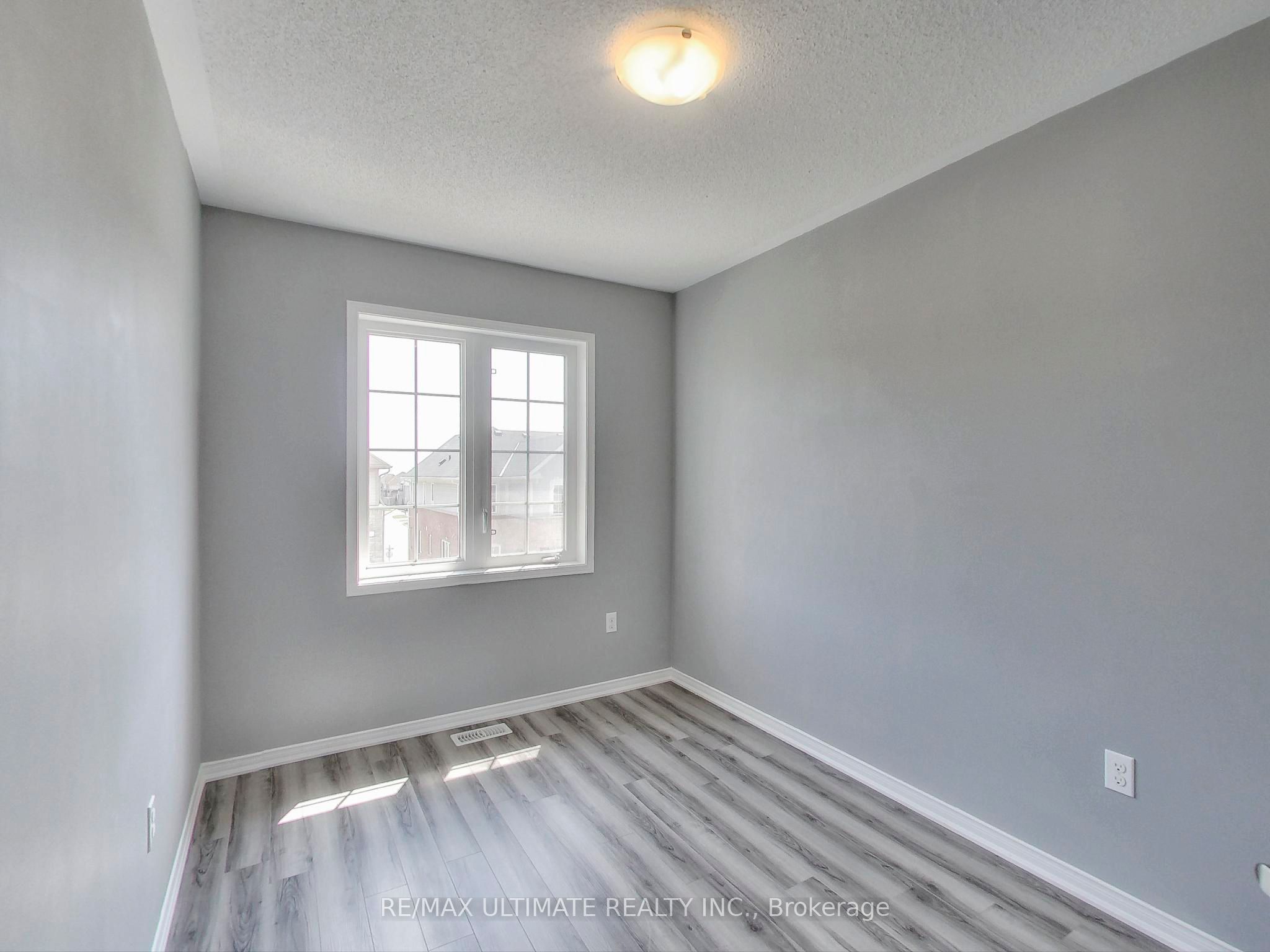 487 Rossland Road E Property Photo 28