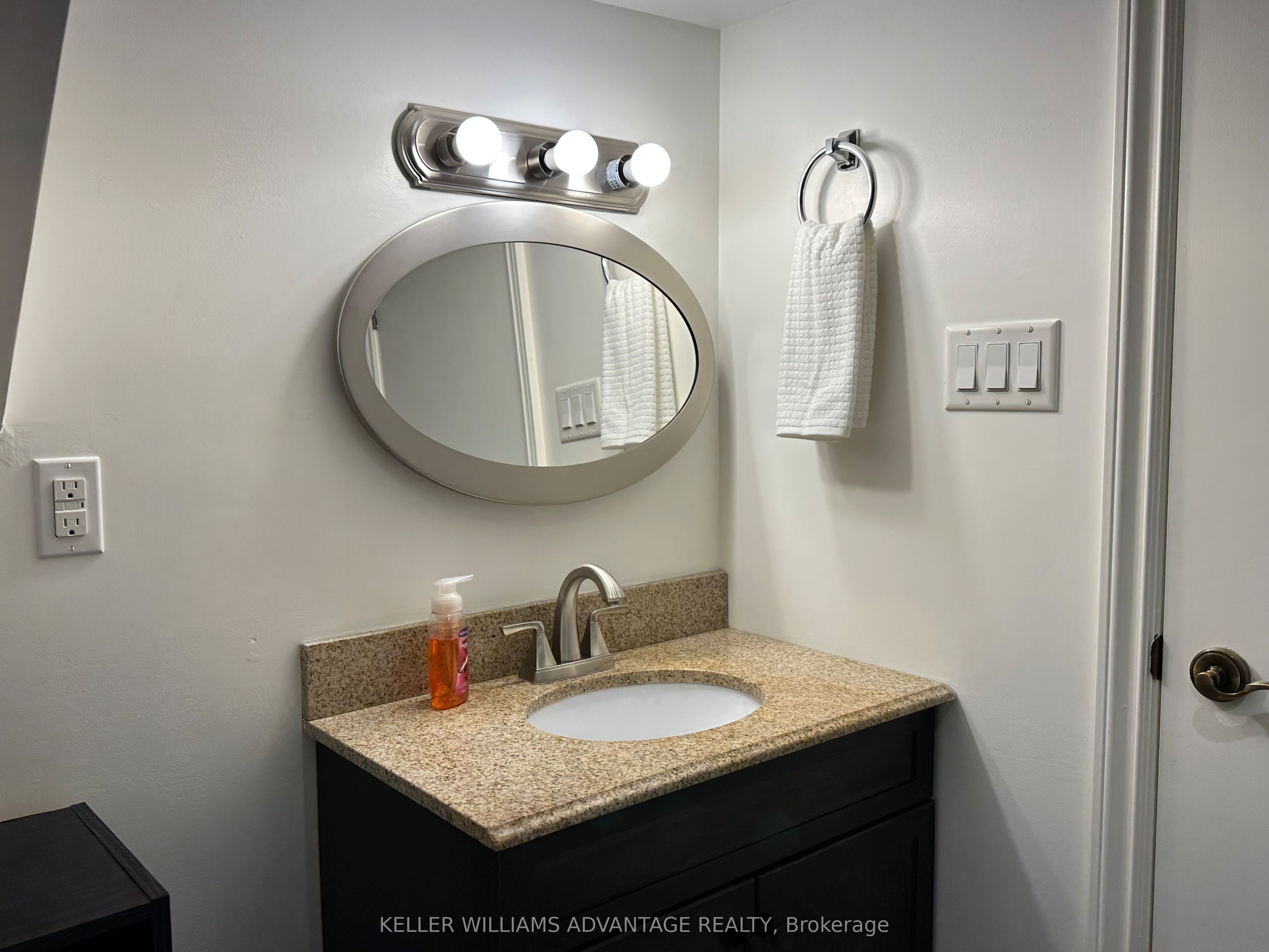 256 Woodbine Avenue Lower Property Photo 9