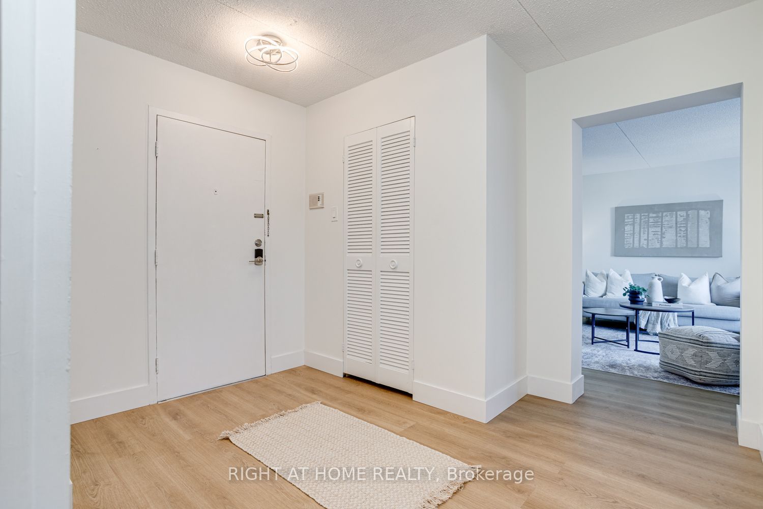 580 Mary Street E 207 Property Photo 1