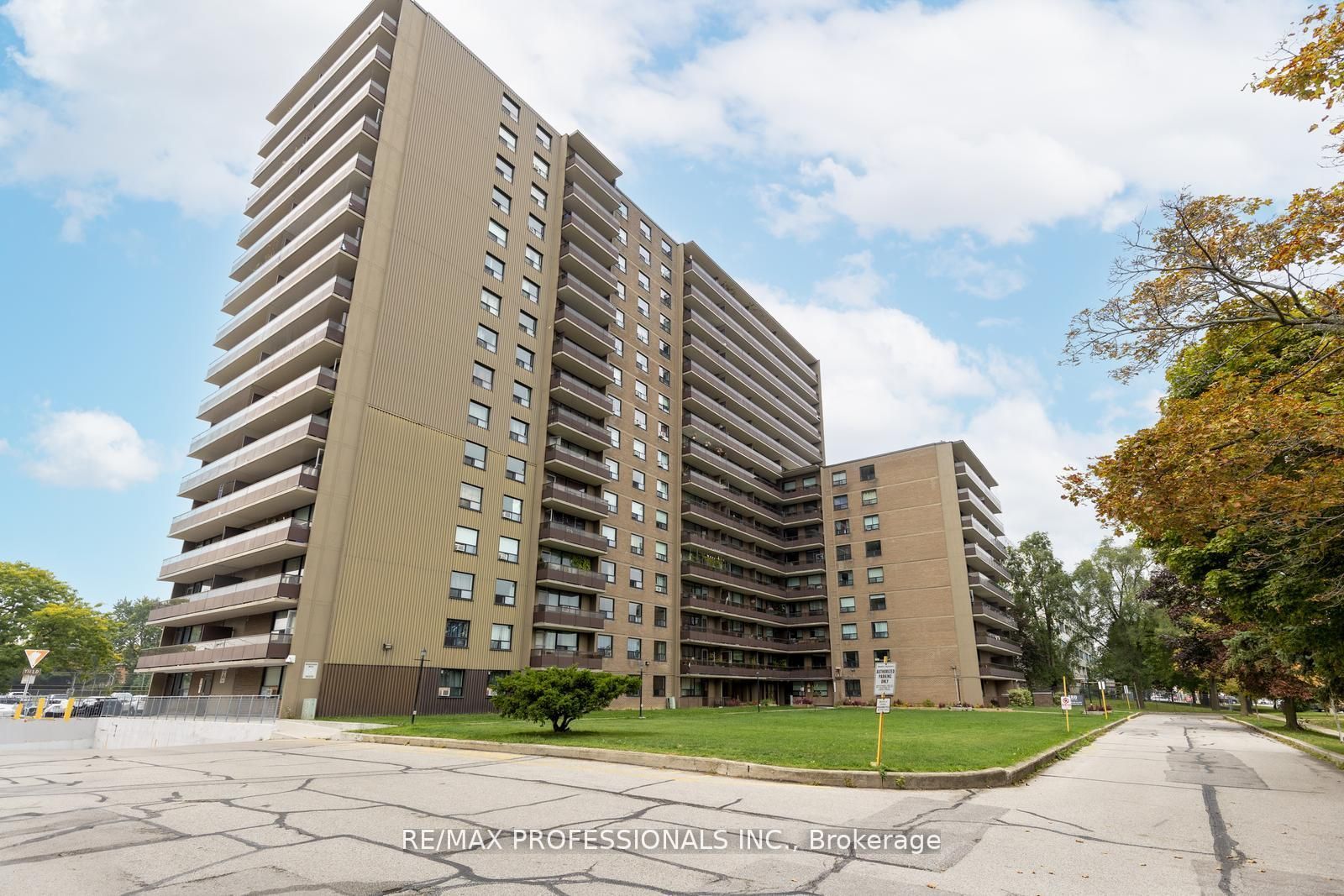 180 Markham Road 1704 Property Photo 1