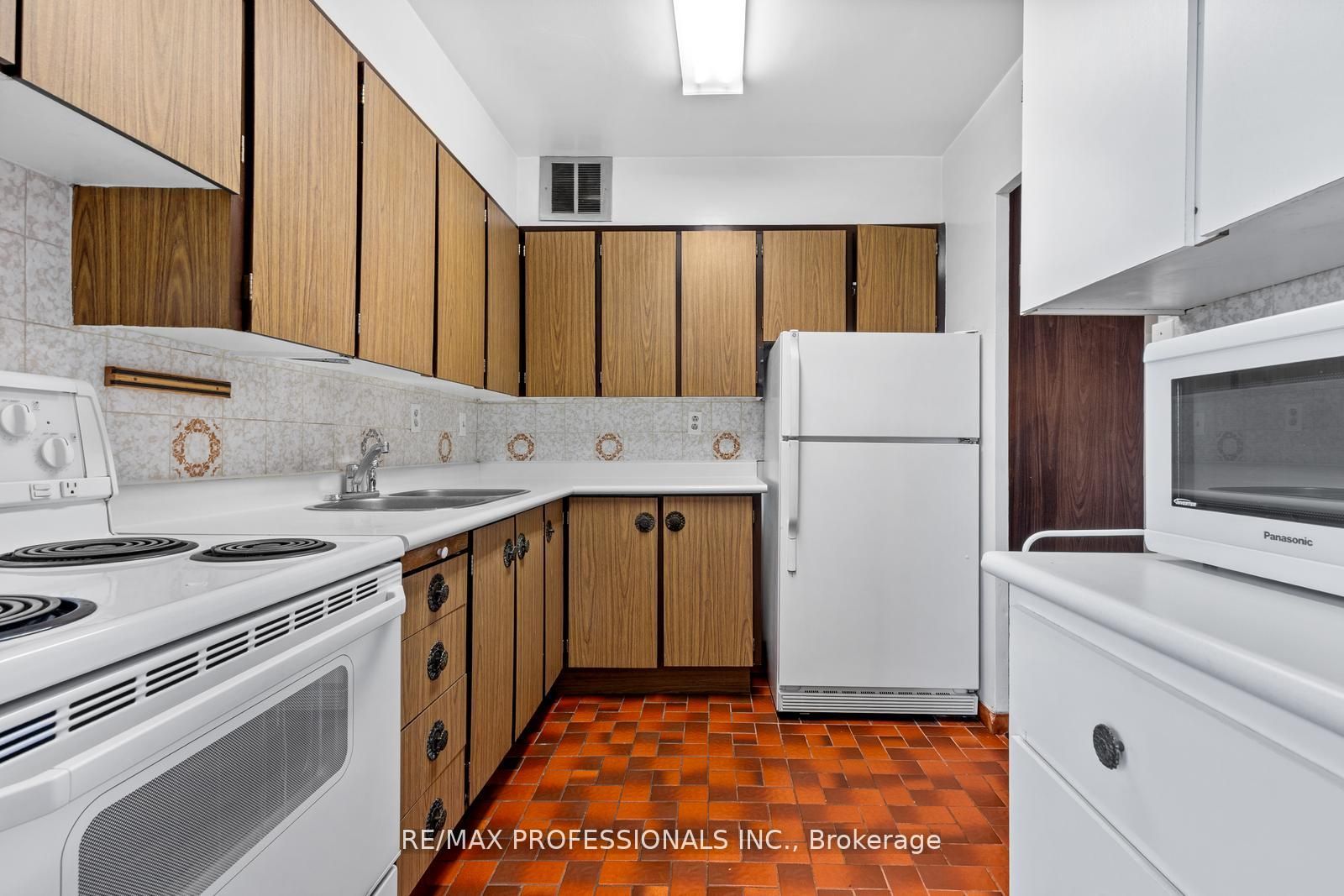 180 Markham Road 1704 Property Photo 7