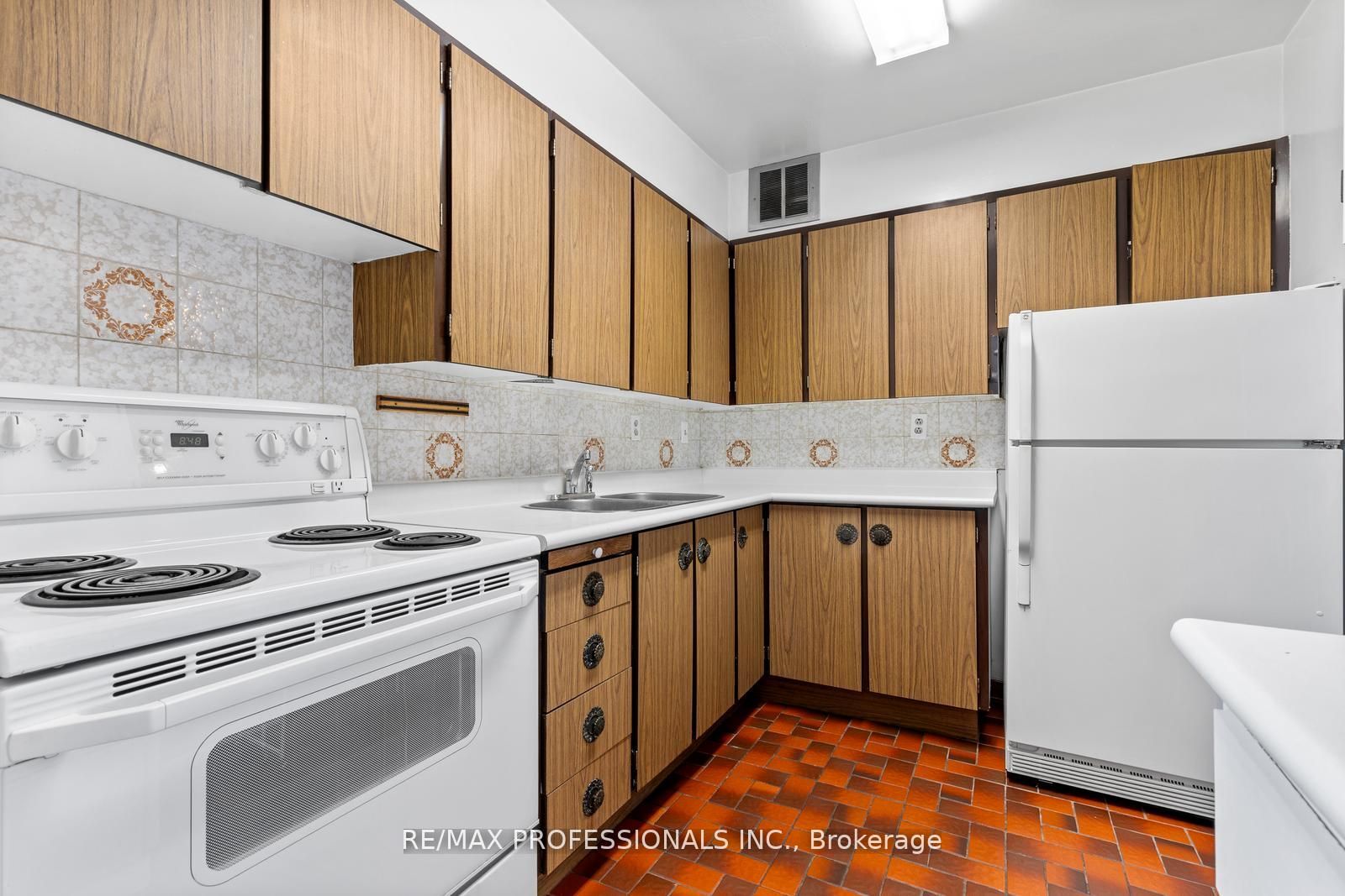 180 Markham Road 1704 Property Photo 8
