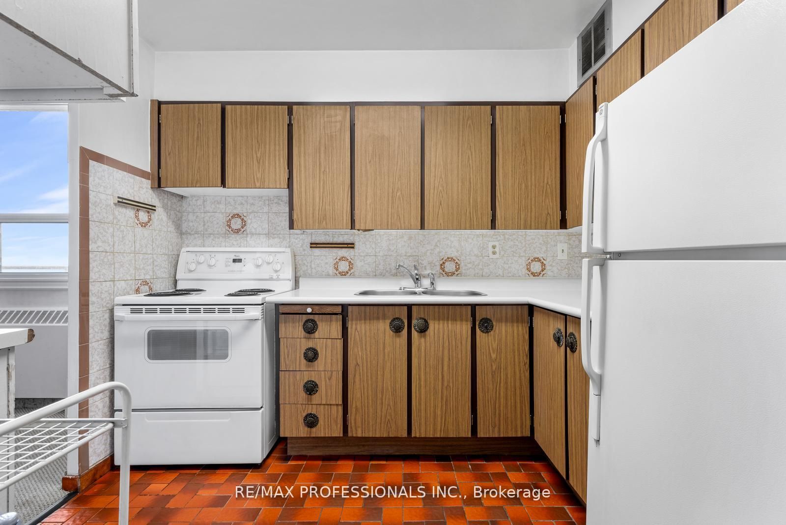 180 Markham Road 1704 Property Photo 9