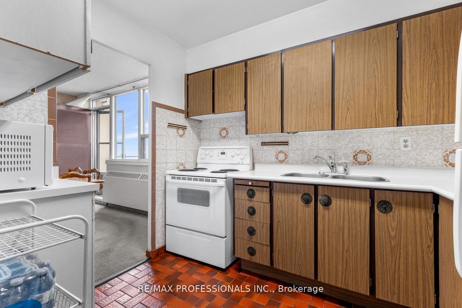 180 Markham Road 1704 Property Photo 10