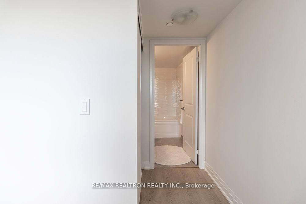 20 Meadowglen Place 322 Property Photo 5