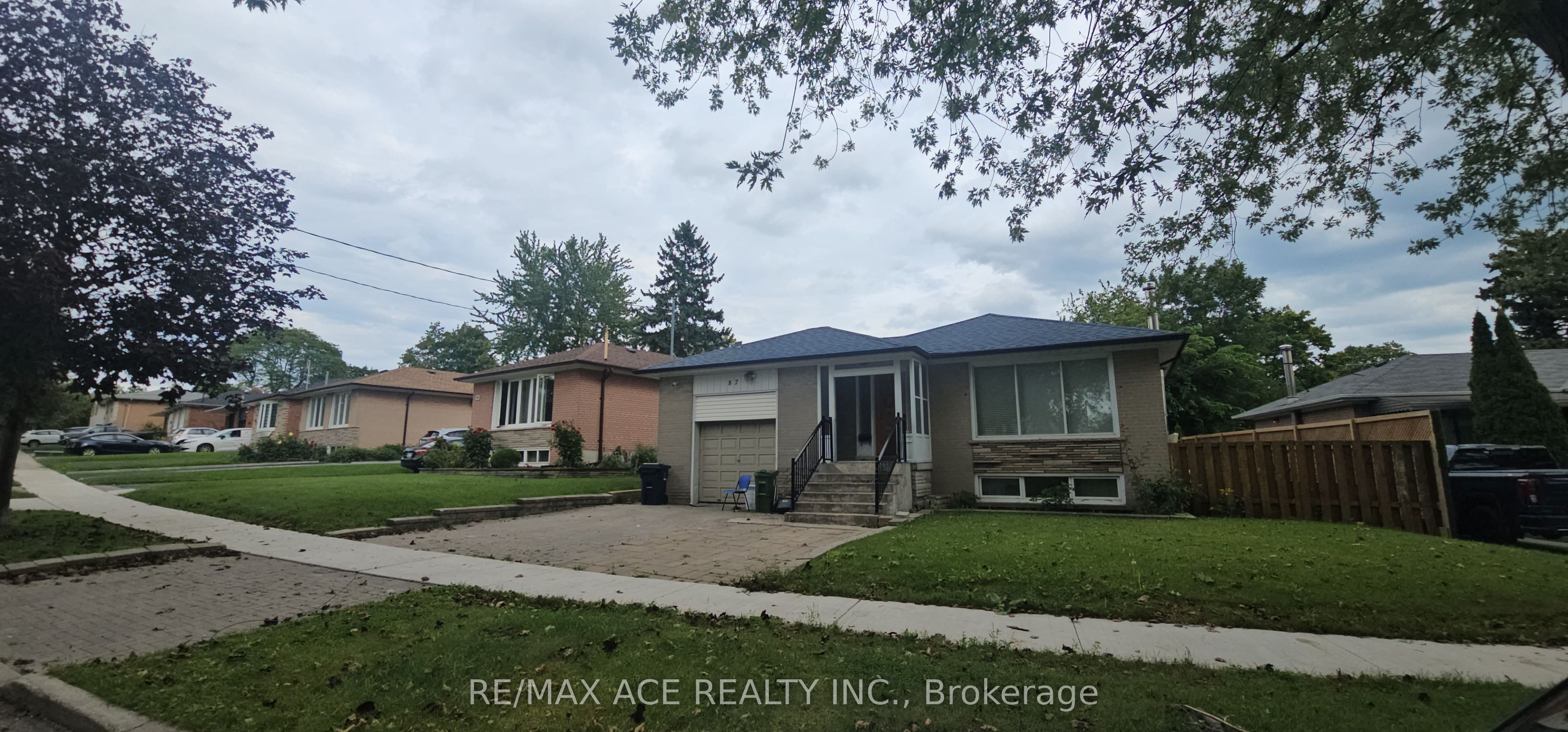 87 Lynnbrook Drive Main Property Photo 1