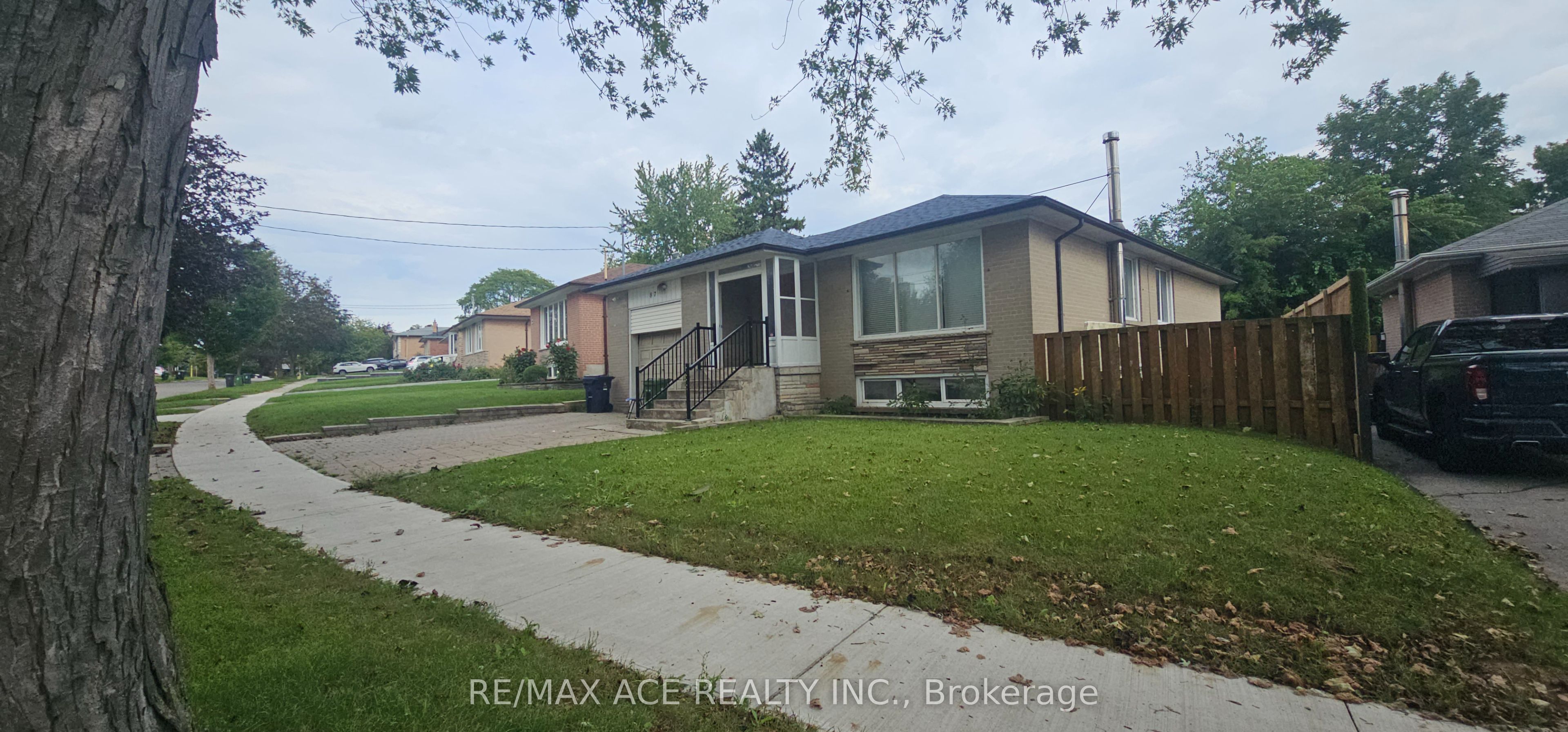 87 Lynnbrook Drive Main Property Photo 2