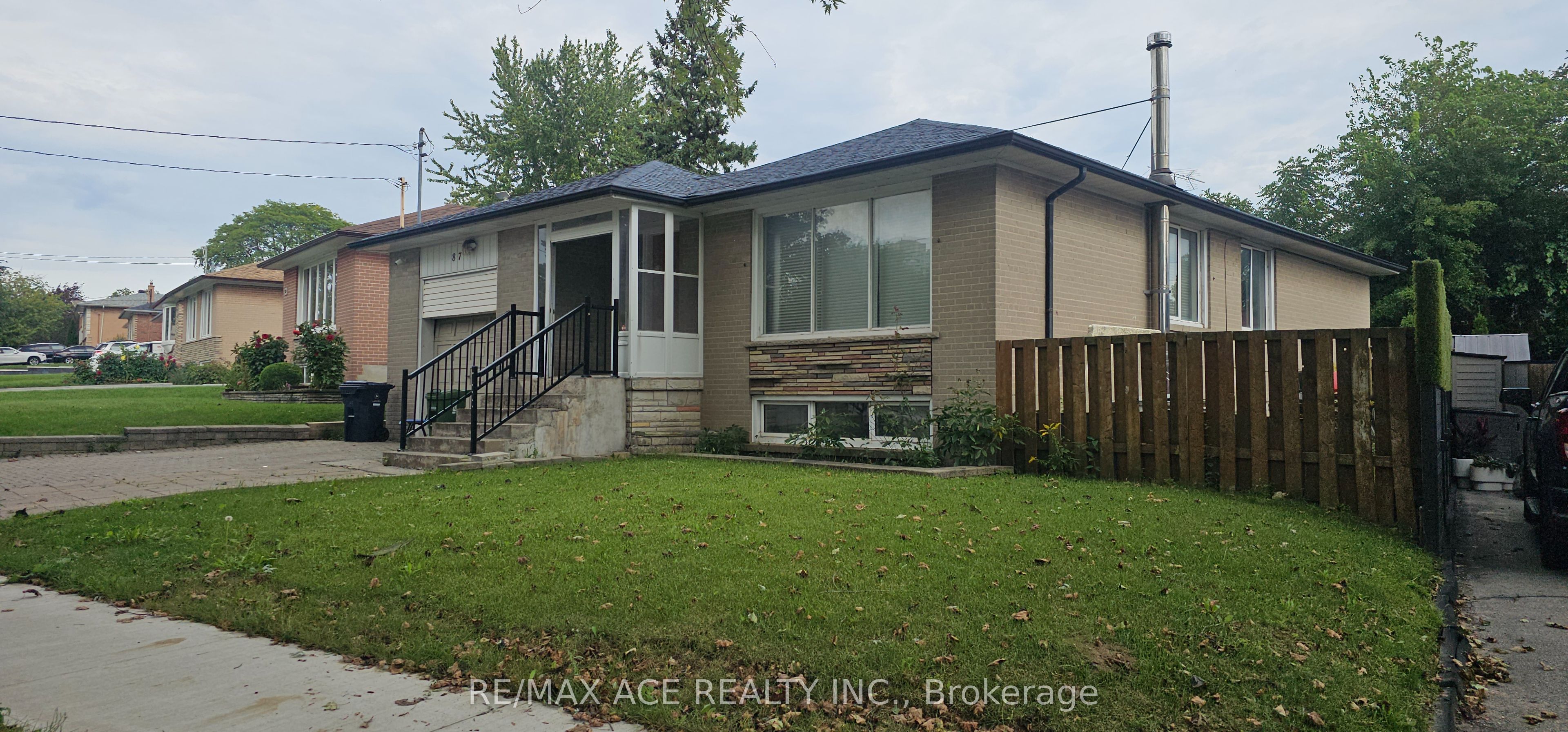 87 Lynnbrook Drive Main Property Photo 3