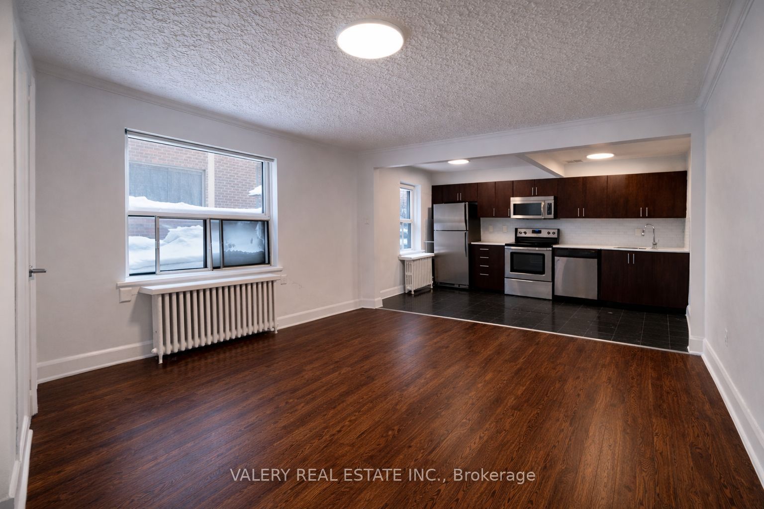 2404 Queen Street E 27 Property Photo 2