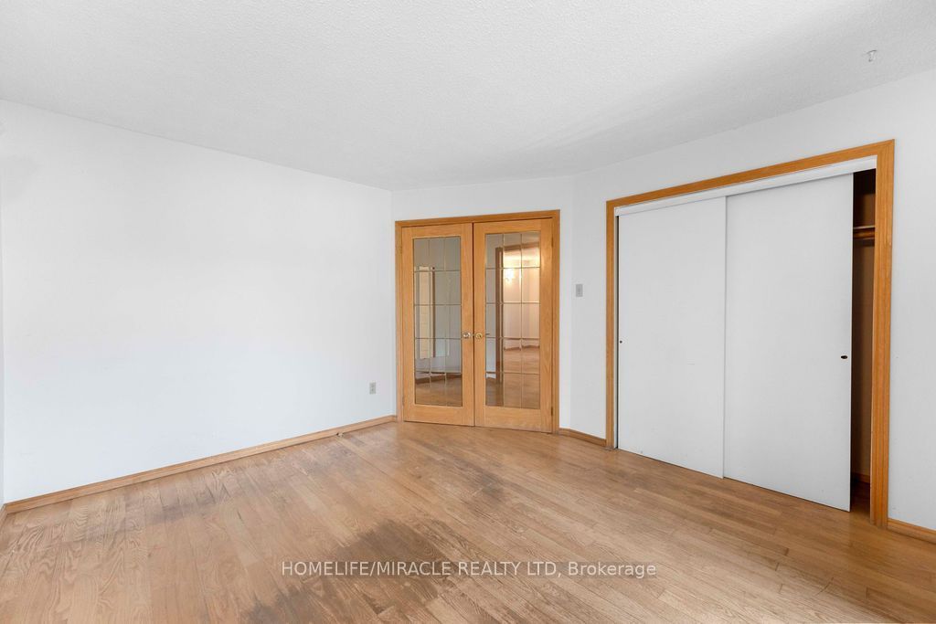 2033 Simcoe Street N Property Photo 15