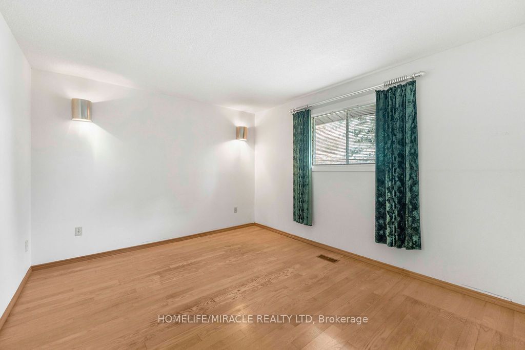 2033 Simcoe Street N Property Photo 16