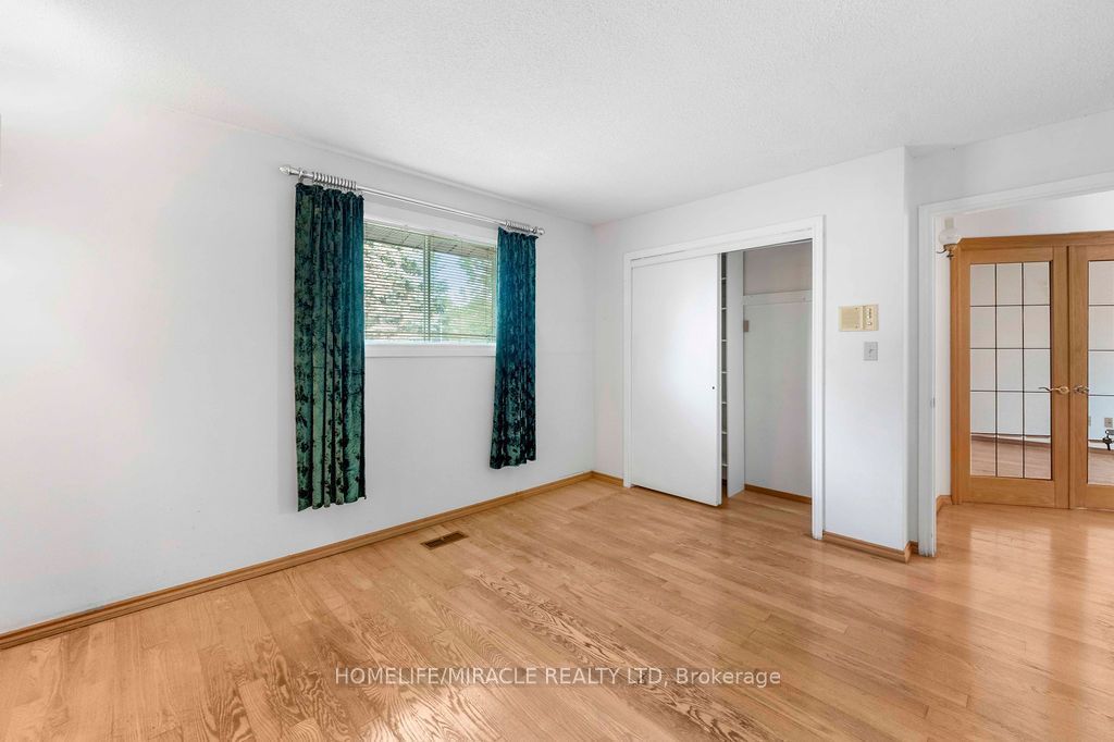 2033 Simcoe Street N Property Photo 17