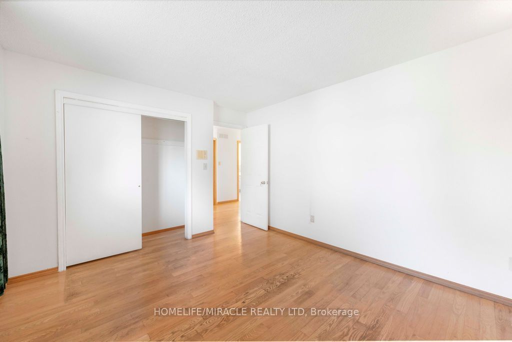 2033 Simcoe Street N Property Photo 18