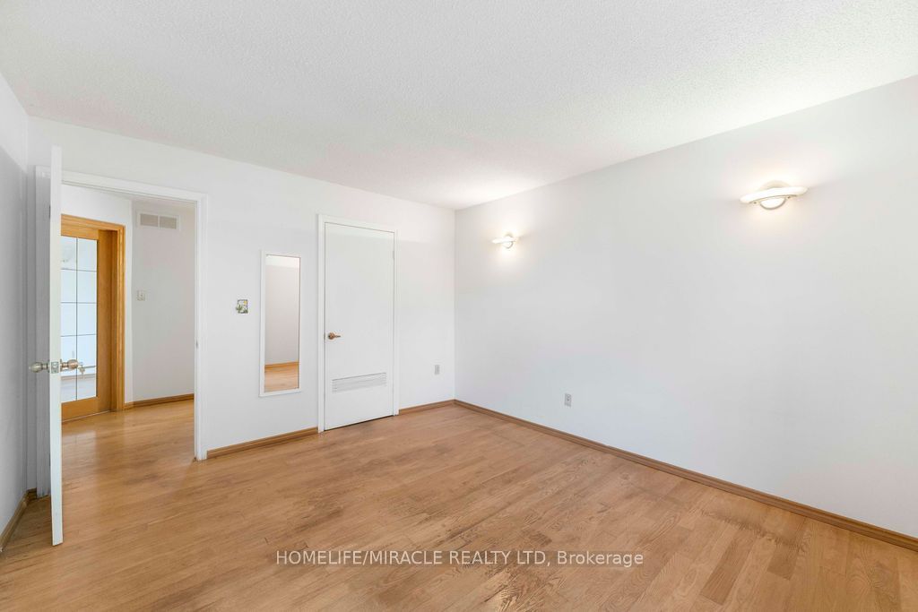 2033 Simcoe Street N Property Photo 21