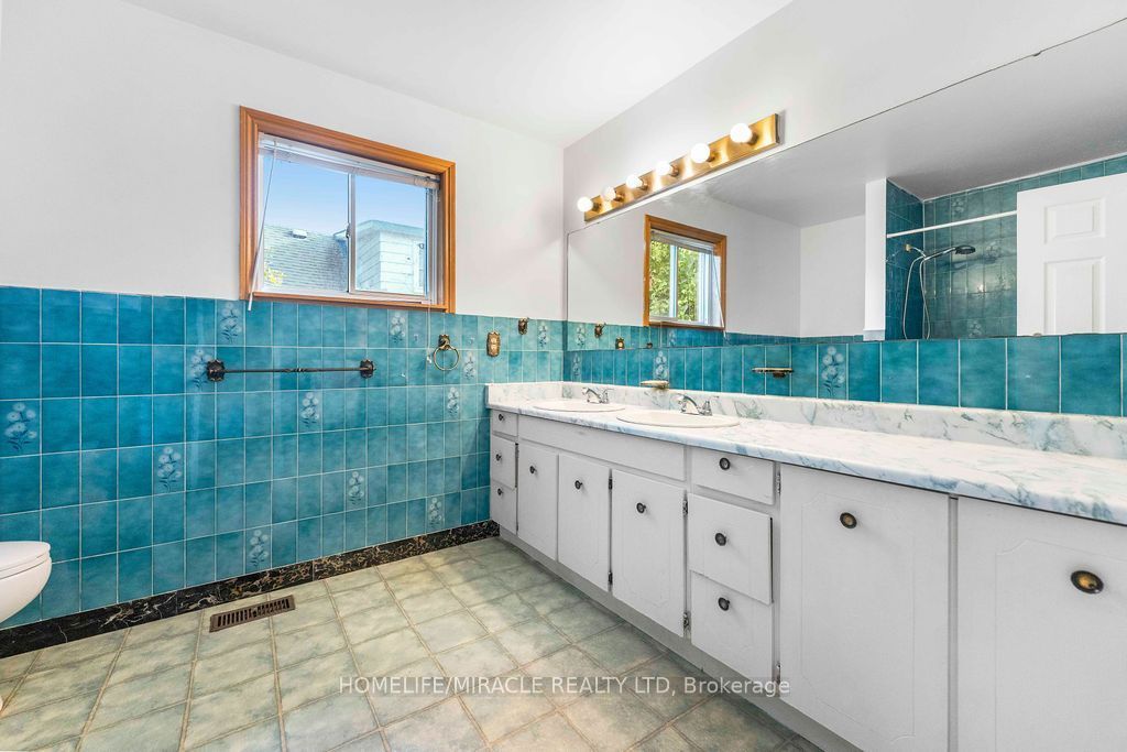 2033 Simcoe Street N Property Photo 22