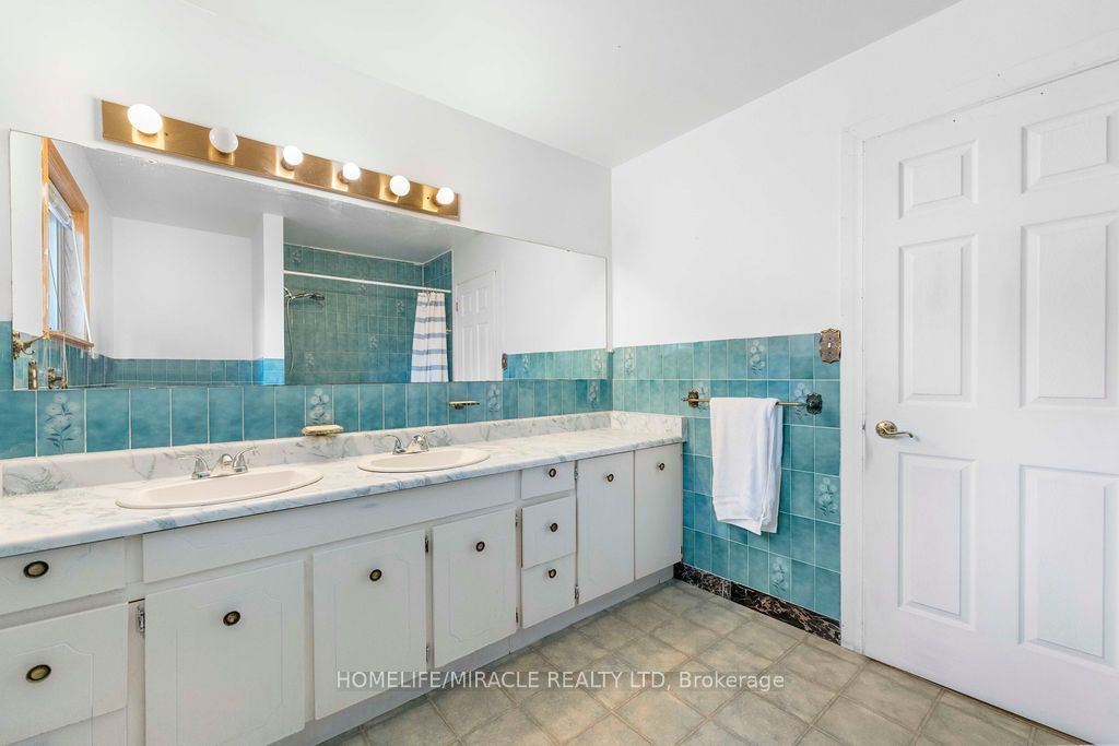 2033 Simcoe Street N Property Photo 24