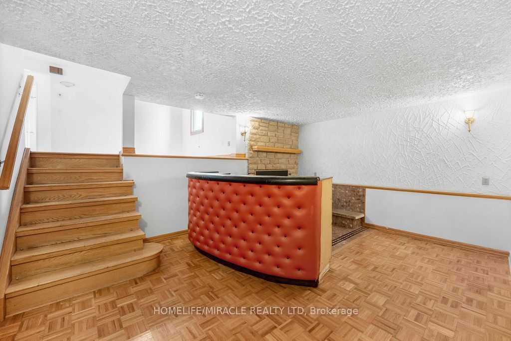 2033 Simcoe Street N Property Photo 26