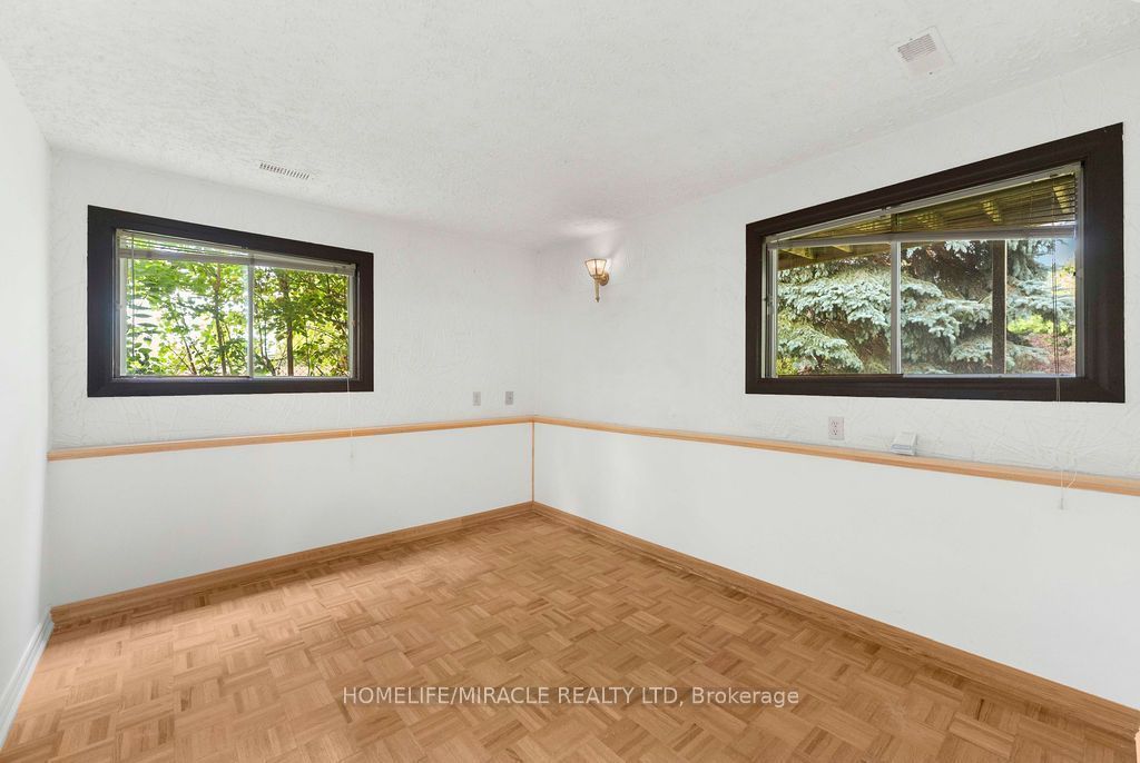 2033 Simcoe Street N Property Photo 27