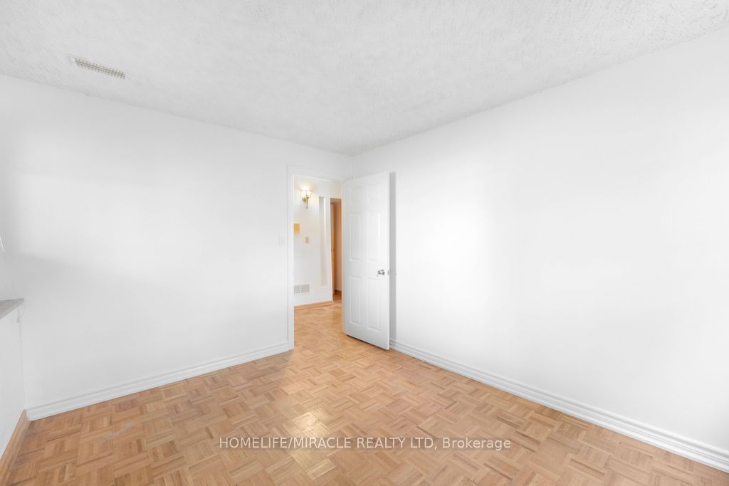 2033 Simcoe Street N Property Photo 28