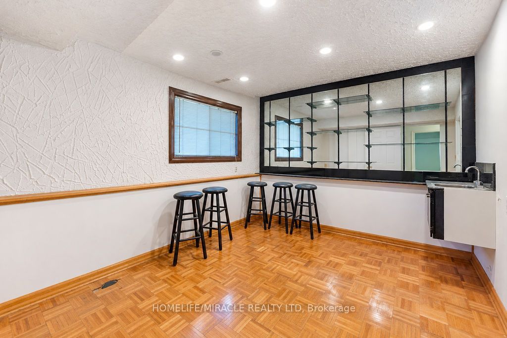 2033 Simcoe Street N Property Photo 29